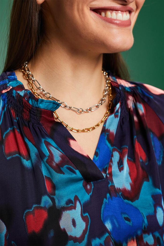 Gesmokte Satinbluse mit V-Ausschnitt und Print