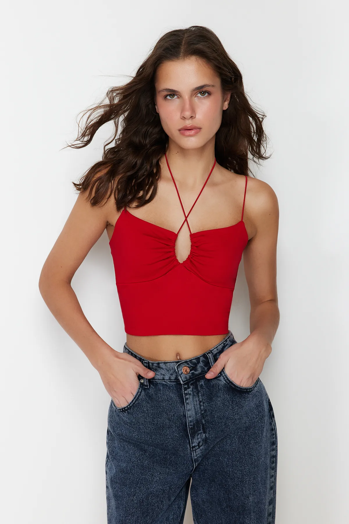 Trendyol Collection  Rotes Neckholder-Tanktop mit Spaghettiträgern aus dehnbarer Baumwolle, kurz gestrickt TWOSS23AL00046