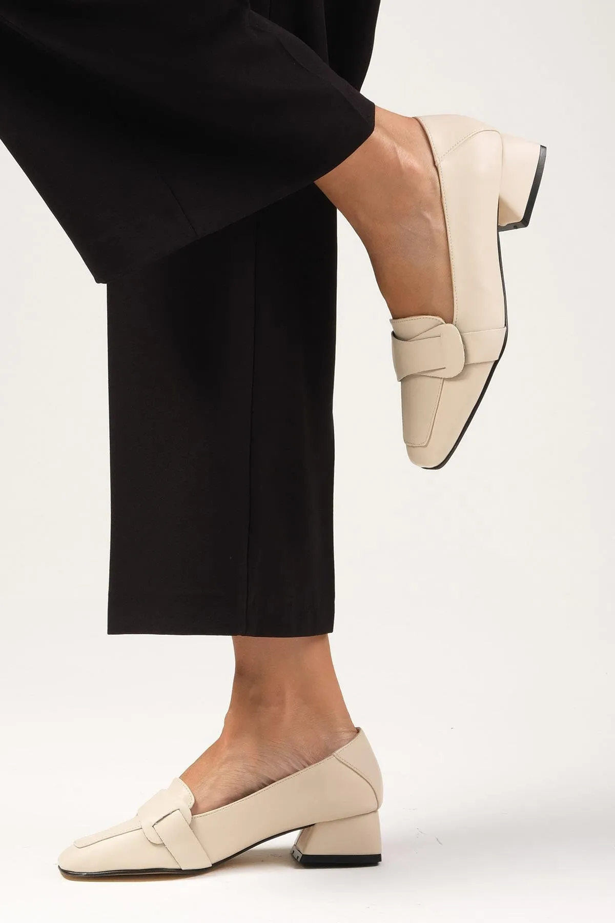 Mio Gusto  Anneka Beigefarbene, stumpfe Damenschuhe mit kurzem Absatz