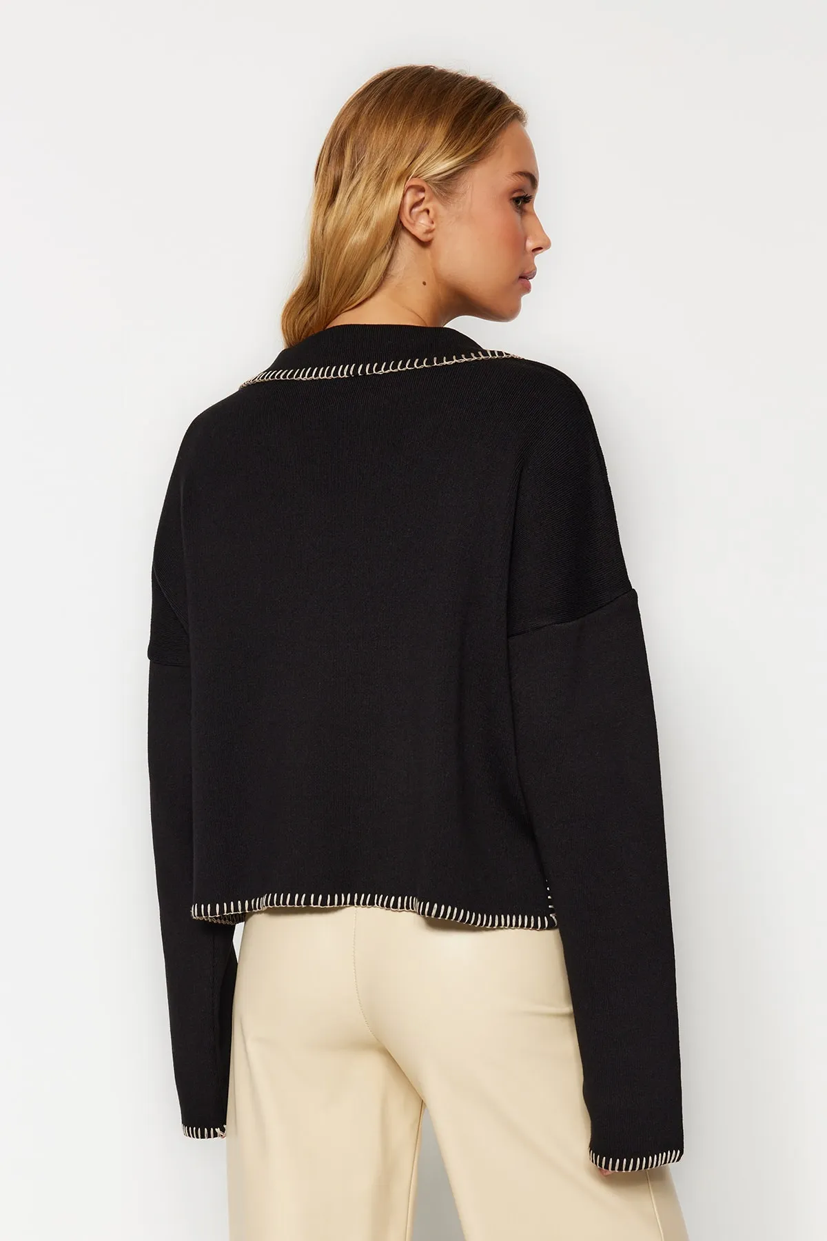 Trendyol Collection  Schwarzer Oversize-Strickpullover mit Polokragen TWOAW24KZ00981