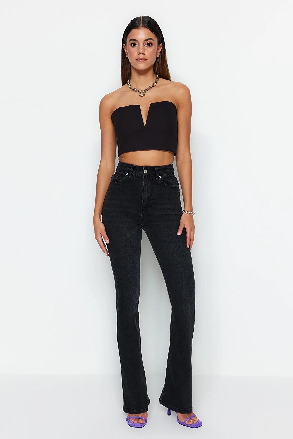 Trendyol Collection  Schwarze Schlagjeans mit hoher Taille TWOSS23JE00063