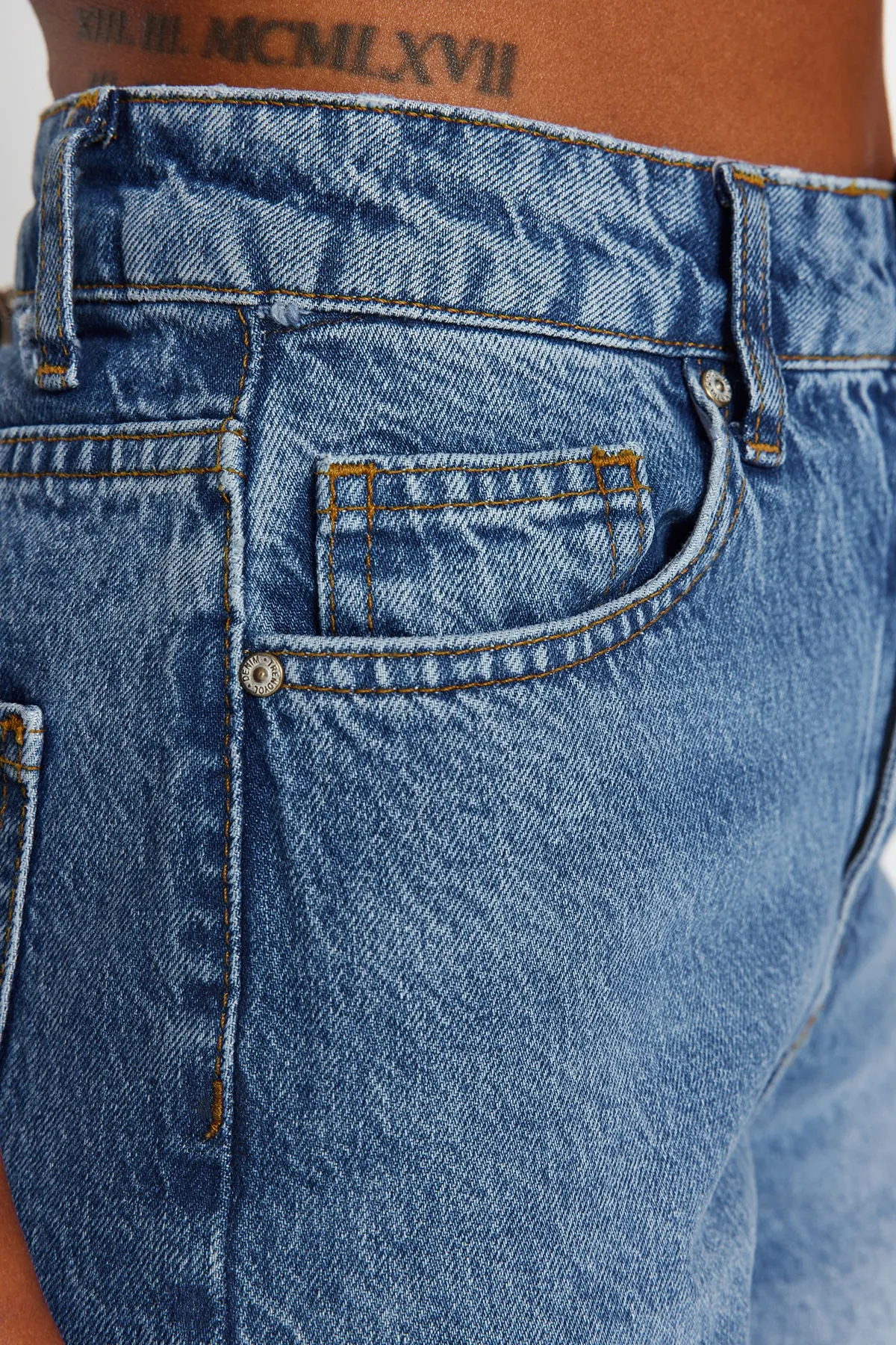 Trendyol Collection  Blaue Mom-Jeans mit hoher Taille TWOAW24JE00035