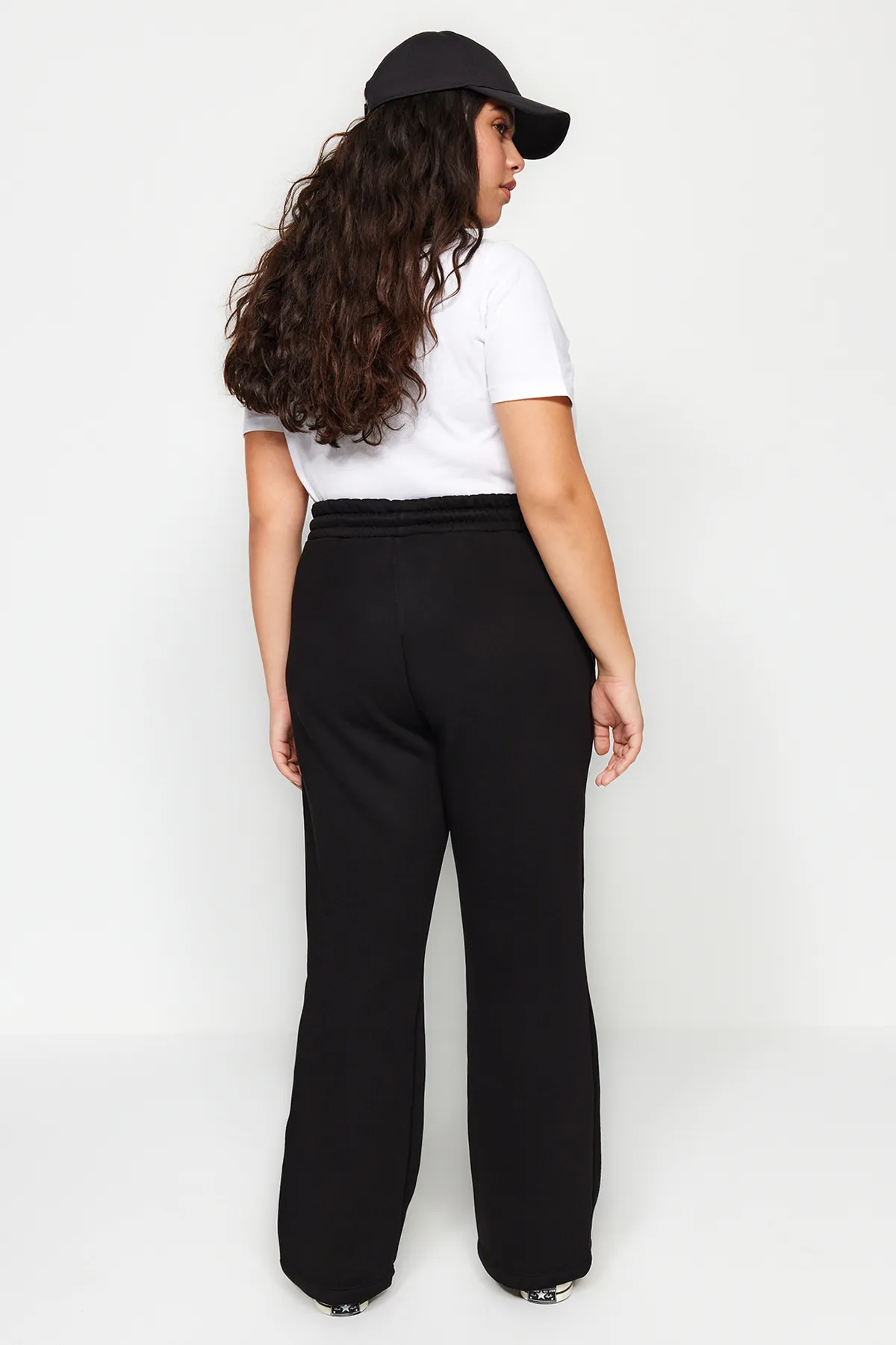Trendyol Curve  Schwarze Strick-Jogginghose mit dickem Fleece-Futter TBBAW24AJ00000