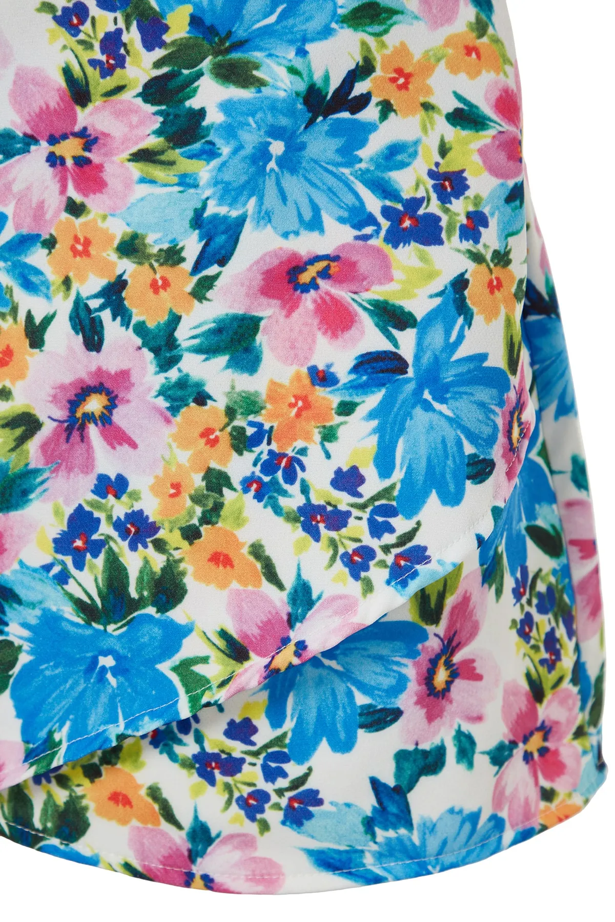 Trendyol Collection  Blaues, tailliertes Set aus Oberteil und Unterteil mit gewebtem Blumenmuster, Trägern und Blumenmuster TWOSS23AU00073