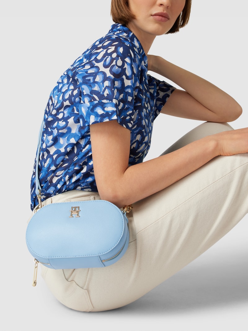 Handtasche mit verstellbarem Schulterriemen in hellblau
