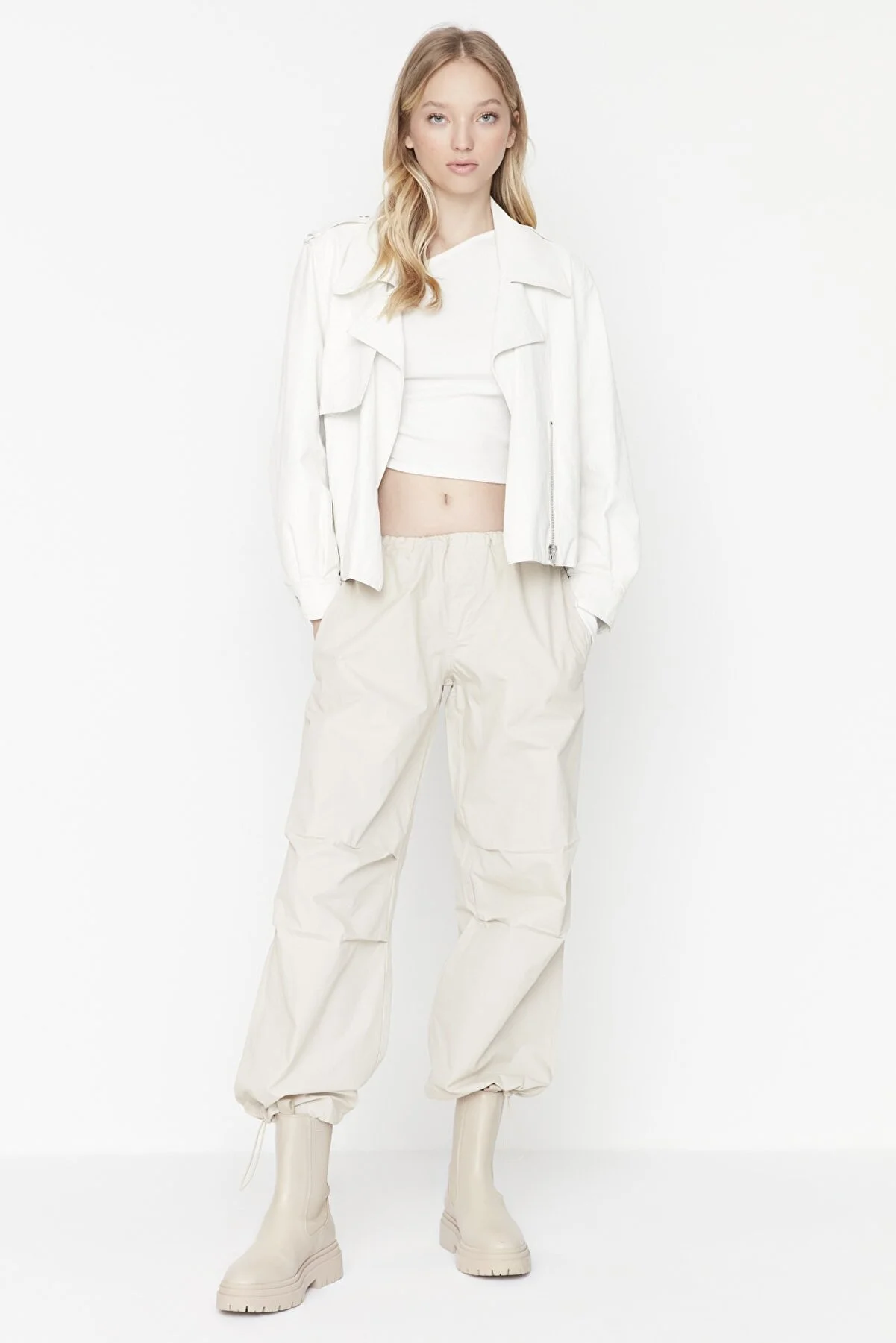 Trendyol Collection  Beige Stopper-Fallschirmhose mit normaler Taille TWOAW23JE00738