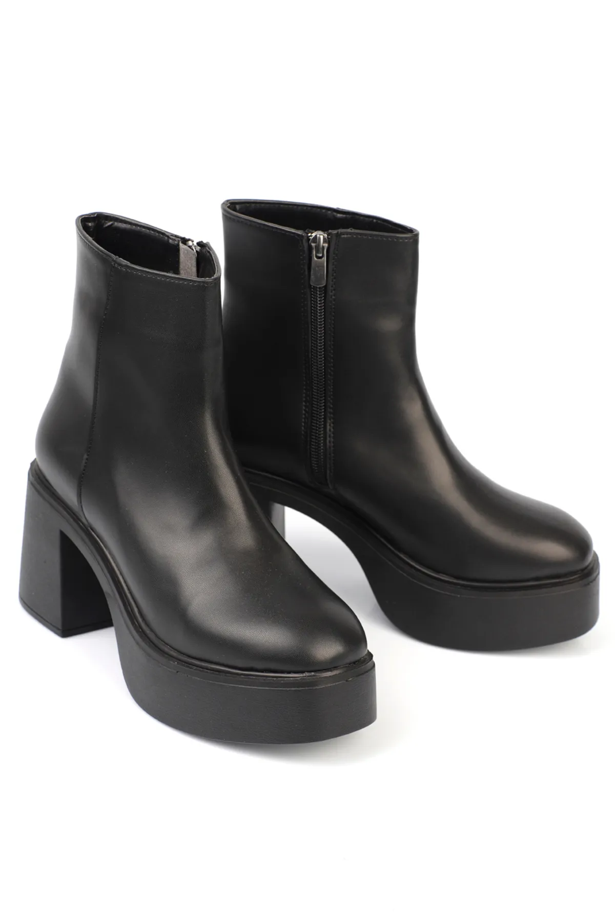 Capone Outfitters  Knöchellange Damenstiefel mit seitlichem Reißverschluss und mattem Plateau-Absatz