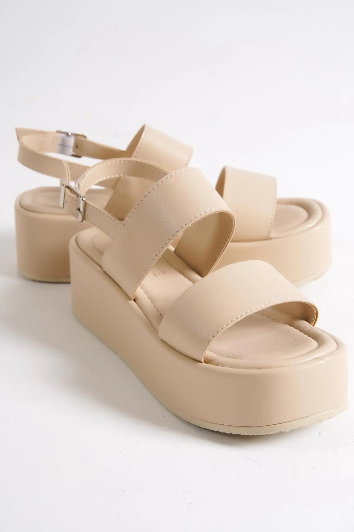 Capone Outfitters  Capone dicke, doppelt geschnallte Keilabsatz-Sandalen in Beige für Damen