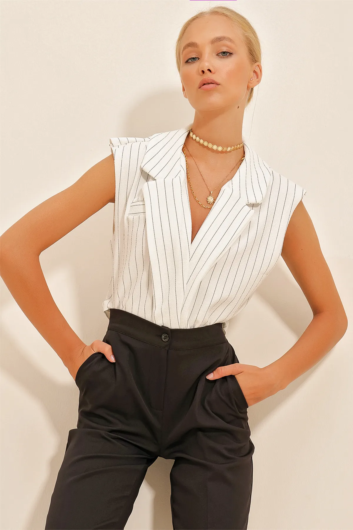 Trend Alaçatı Stili  Weiße Damenbluse mit Hemdkragen, Filetstreifen, ALC-X10724