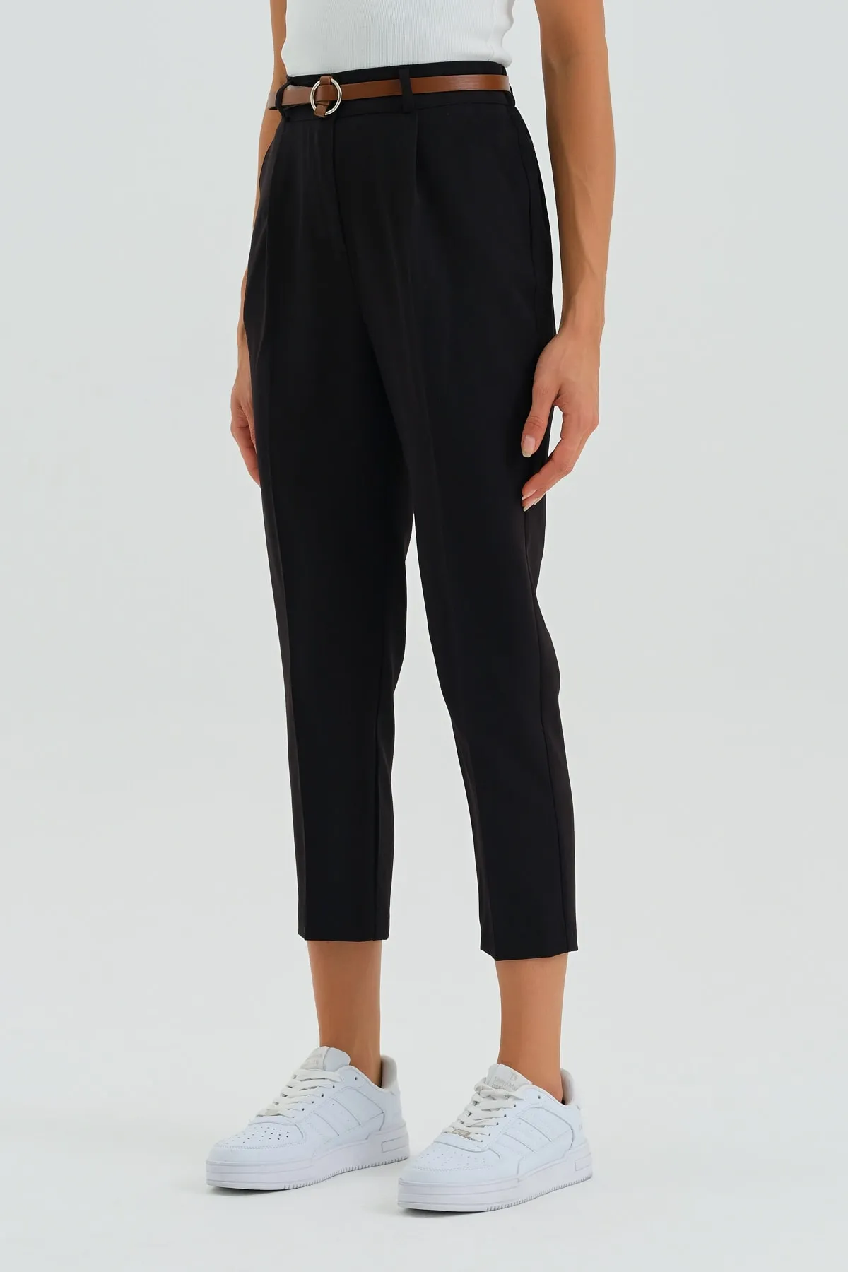 macharelbasic  Saisonale Stoffhose für Damen mit schmalem Bein und Faltengürtel in Schwarz
