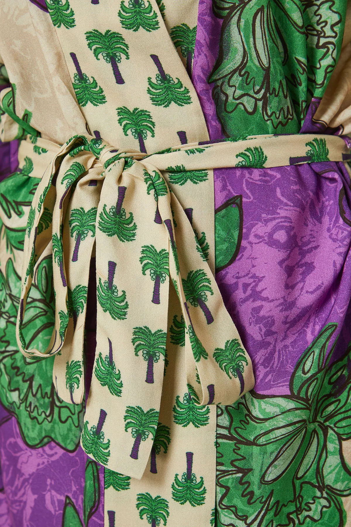 Trendyol Collection  Tropisch gemusterter, gewebter Midi-Kimono und Kaftan mit Gürtel TBESS21KM0171