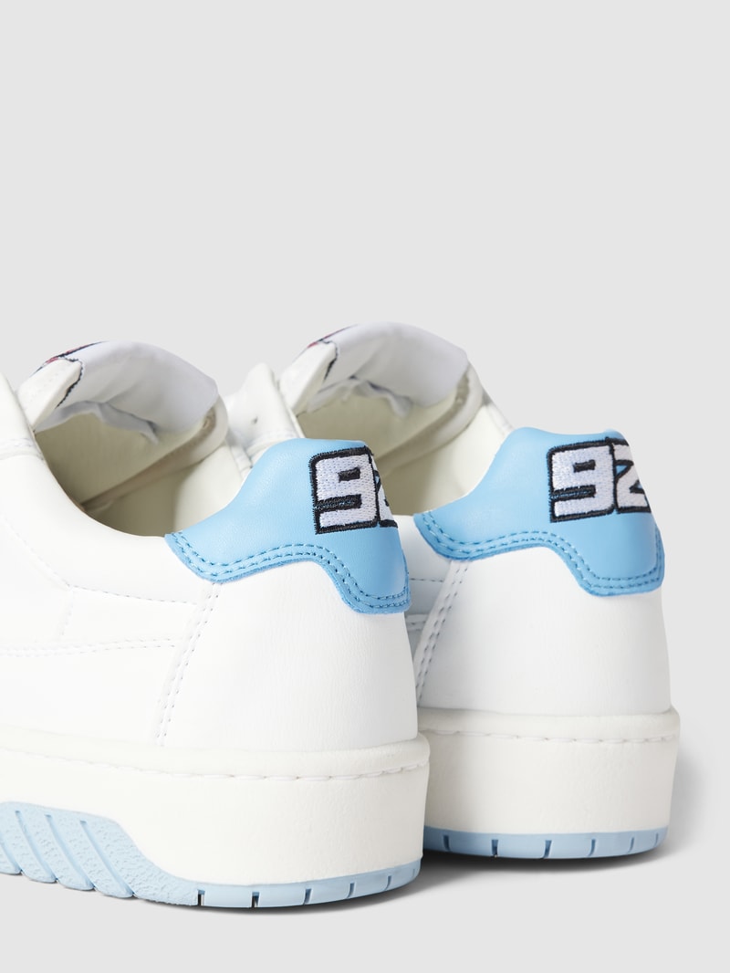 Sneaker mit Label-Details in weiß