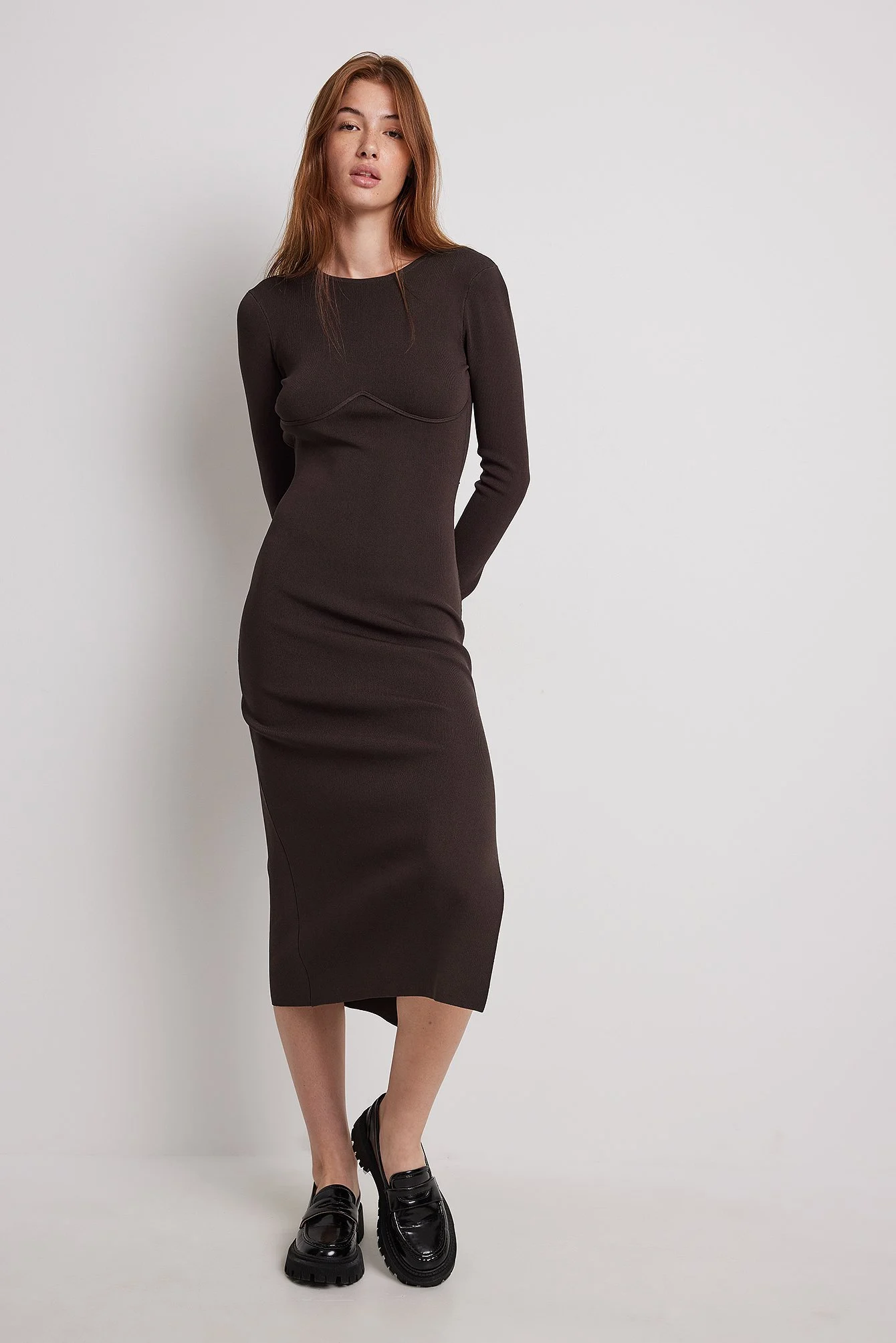Körbchen-Detailkleid mit offenem Rücken