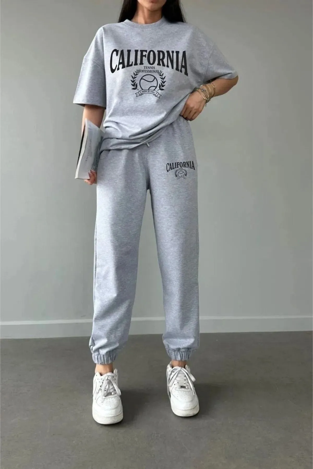Know  Tennis-Trainingshose und T-Shirt. Graues Jogger-T-Shirt-Unterteil. Top-Trainingsanzug-Set. Übergroßer Rundhalsausschnitt