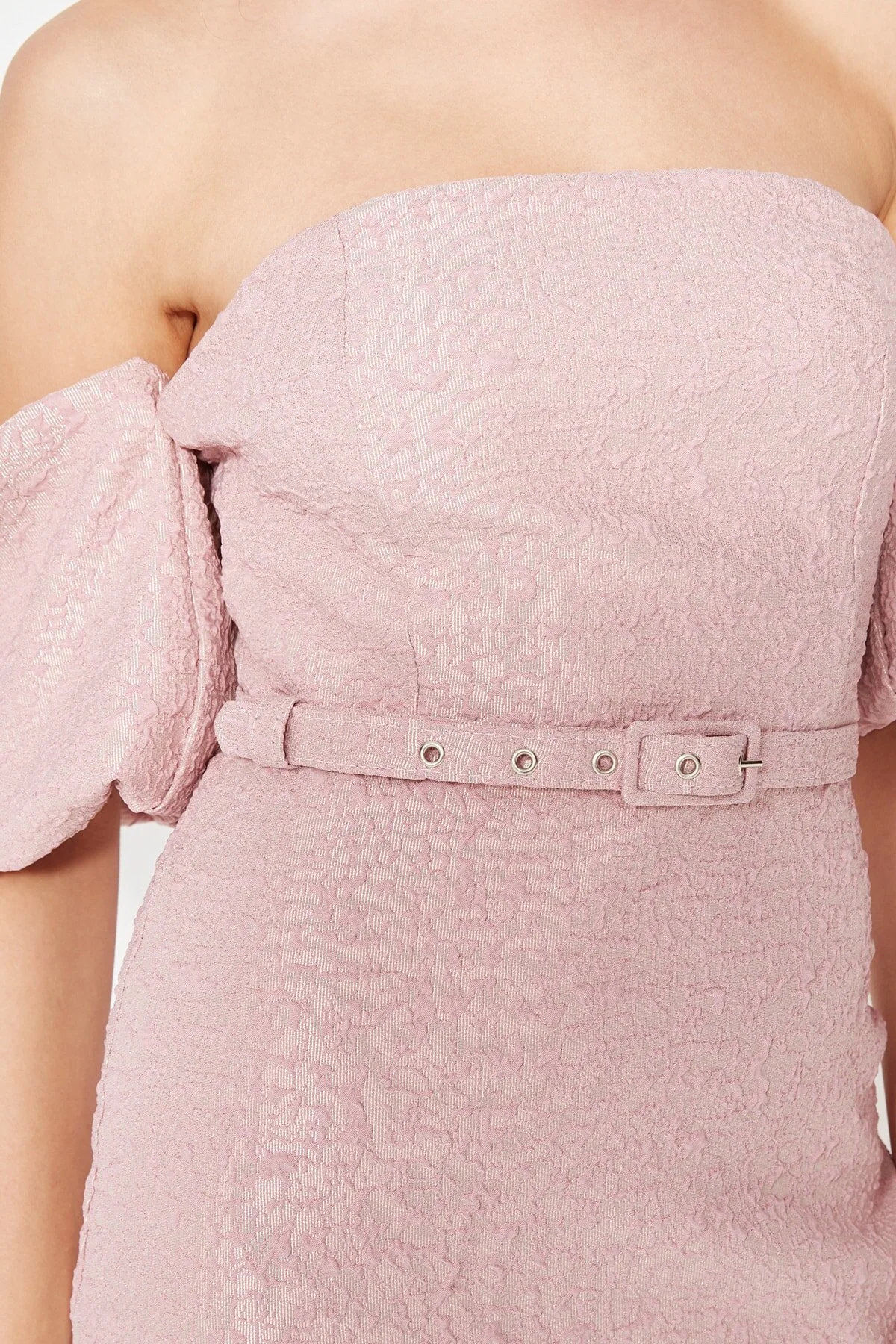 Trendyol Collection  Rosafarbenes, mit Gürtel gefüttertes, strukturiertes, gewebtes, selbstgemustertes, elegantes Abendkleid TPRSS19FZ0335