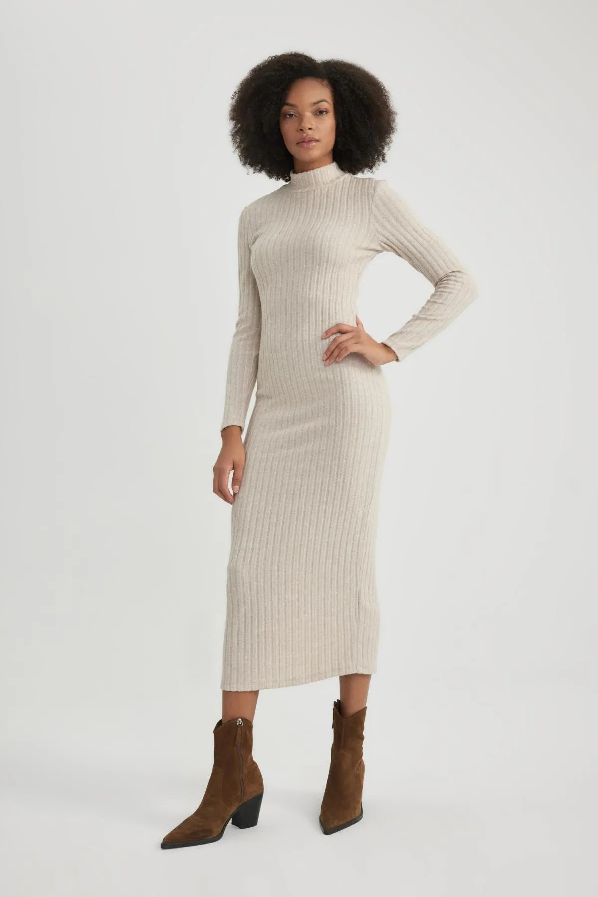 DeFacto  Figurbetontes Maxikleid mit halbem Rollkragen und langen Ärmeln B8602ax23wn