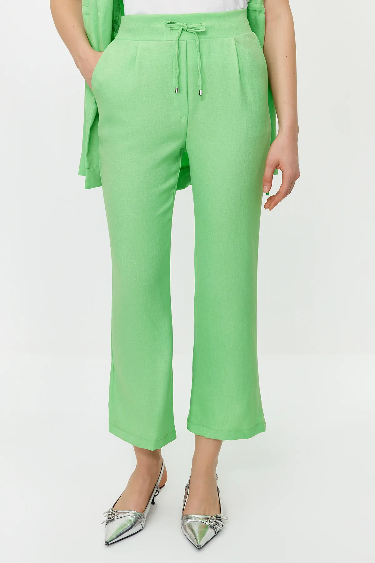 Trendyol Modest  Grüner Kimono-Hosen-Webanzug in Leinenoptik mit interner Krawatte TCTSS23US00061