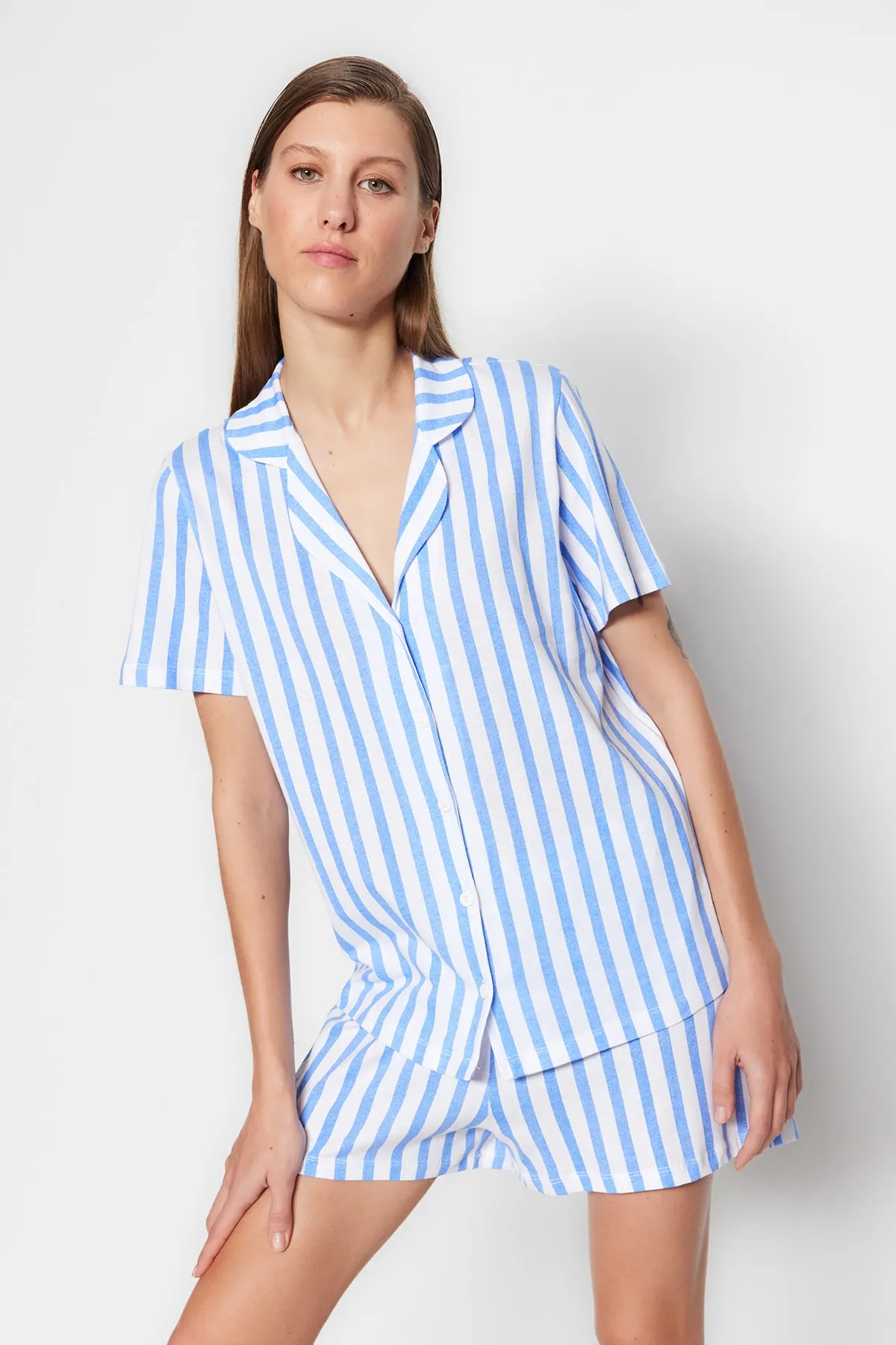 Trendyol Collection  Blaues Pyjama-Set aus gestreiftem Hemd und Shorts aus 100 % Baumwolle THMSS23PT00020