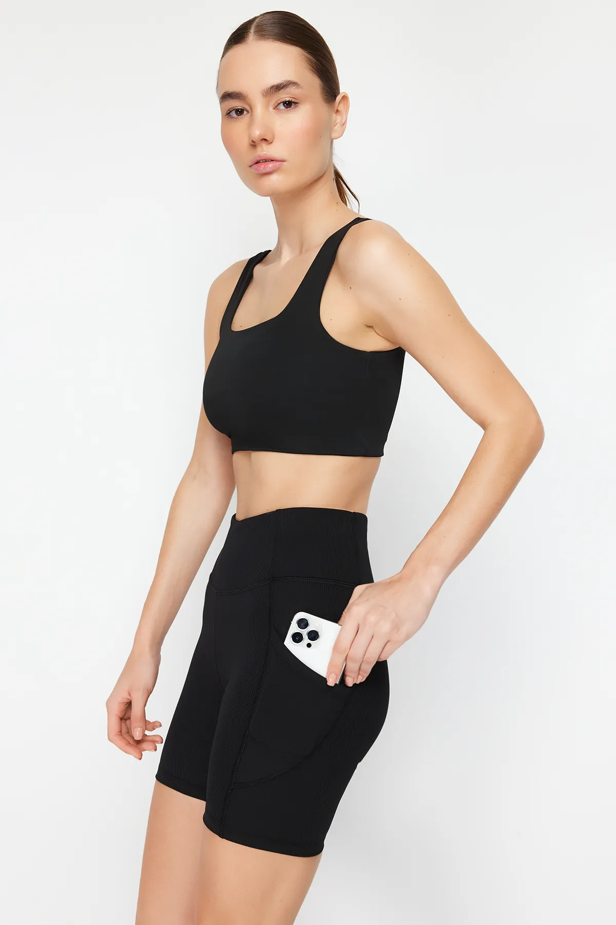 Trendyol Collection  Schwarze gerippte Sportshorts/kurze Leggings aus Tüll mit Wiederherstellungstaille THMSS24TY00005