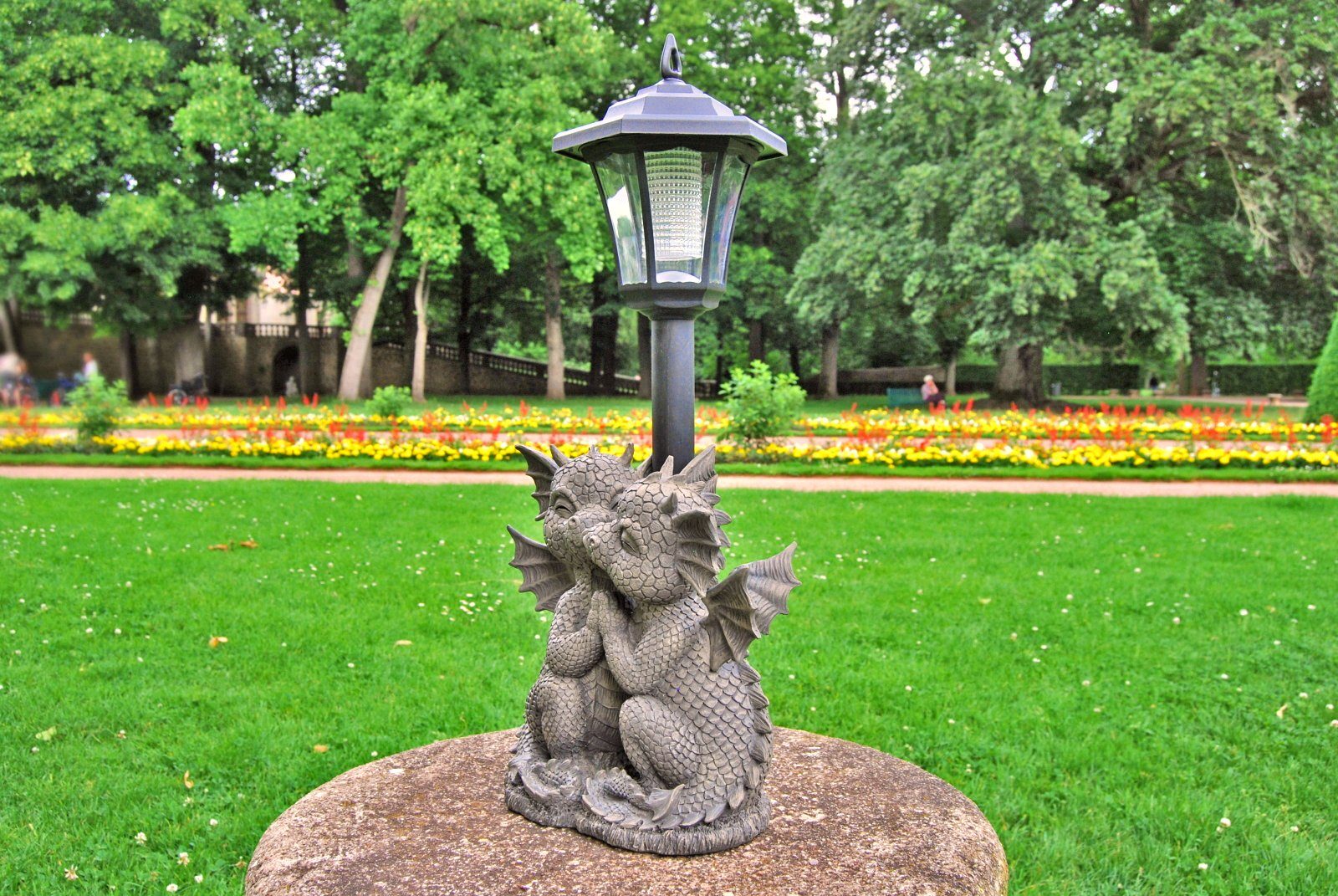 MystiCalls Gartenfigur Gartendrache - Modell Liebespaar mit Solar-Laterne
