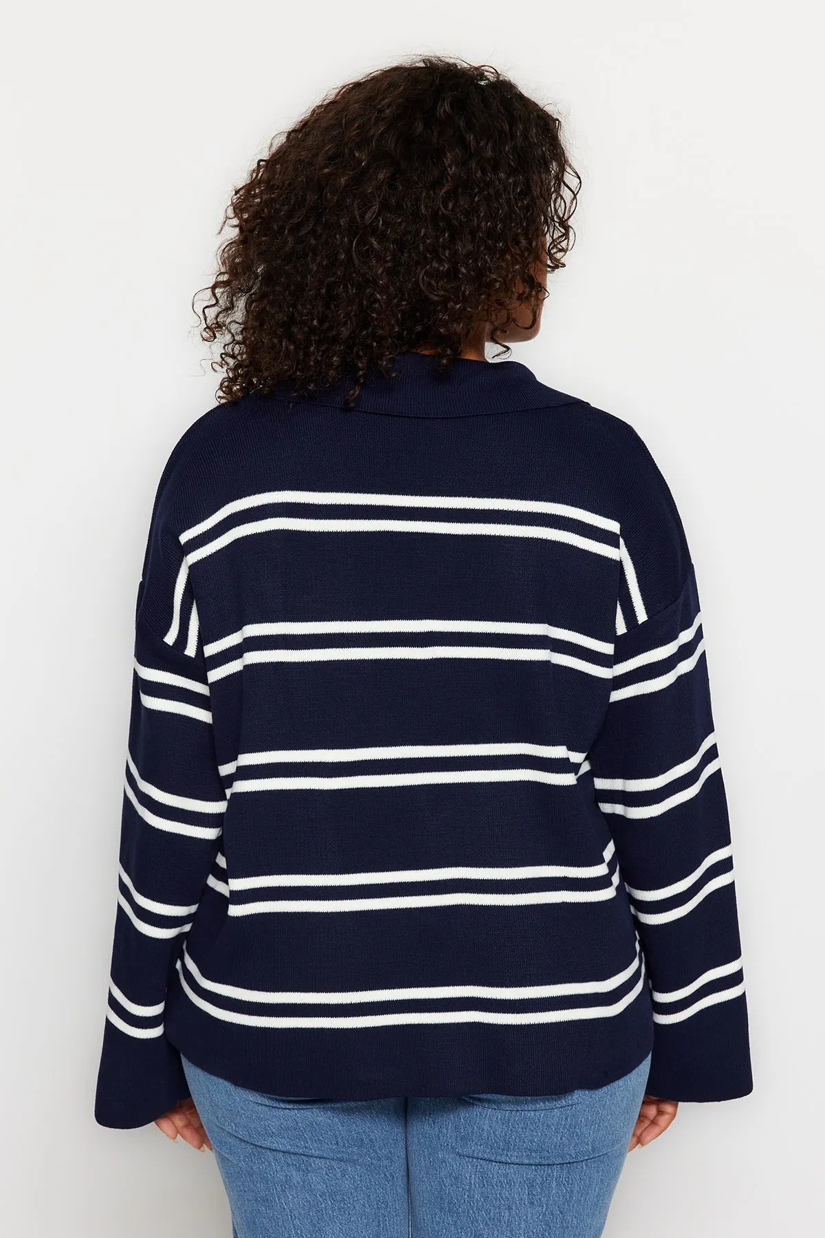 Trendyol Curve  Marineblauer gestreifter Strickpullover TBBAW24AN00013