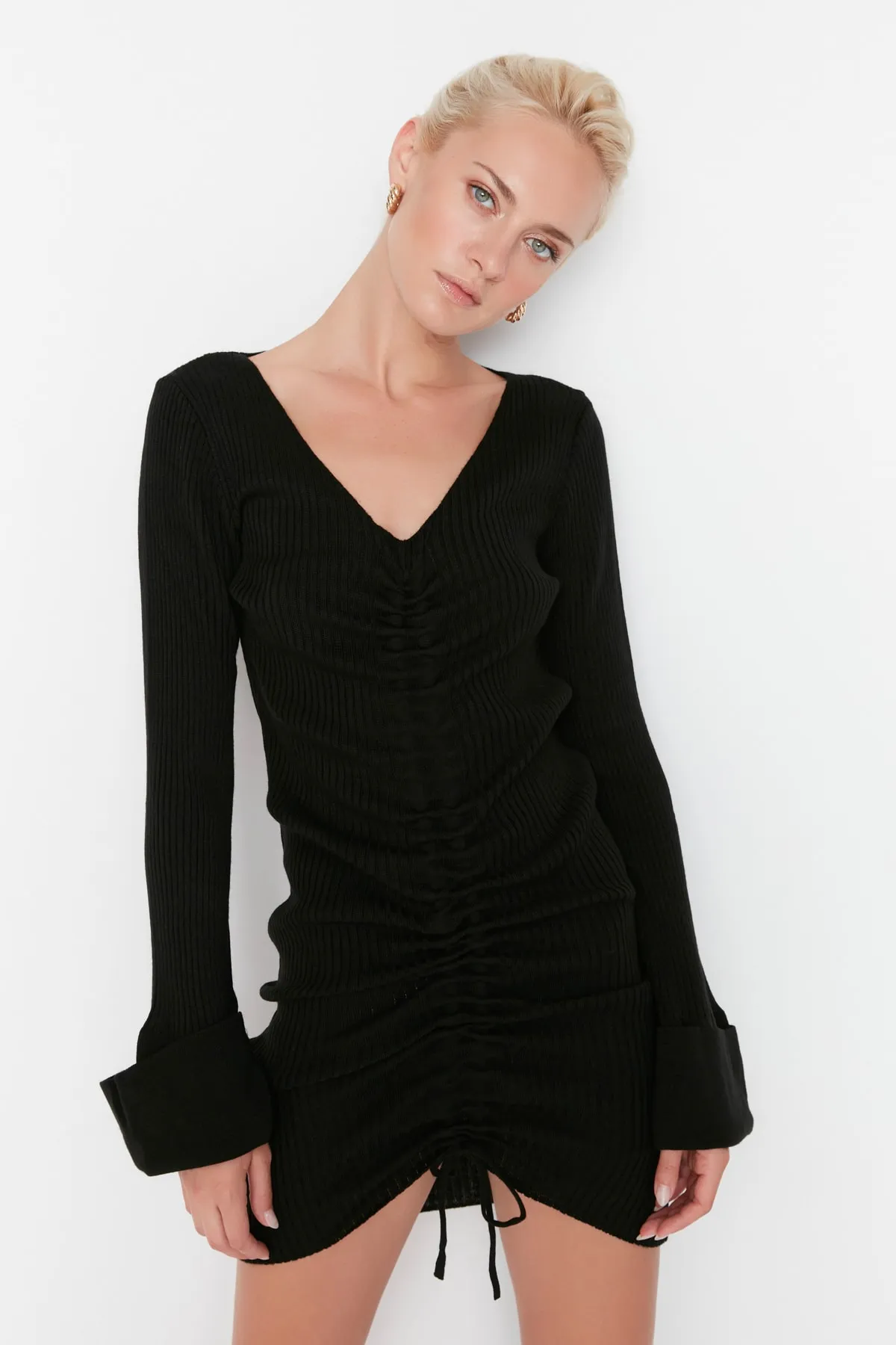 Trendyol Collection  Schwarzes Mini-Strickkleid mit V-Ausschnitt TWOAW22EL0564