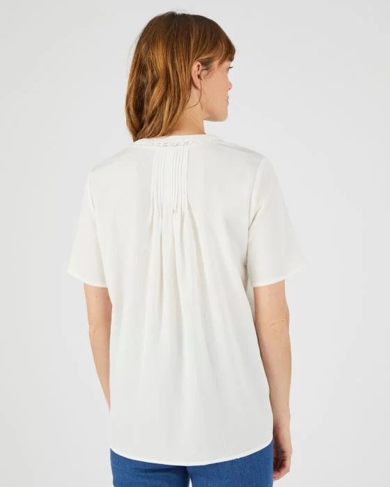 Blouse à plis et macramé