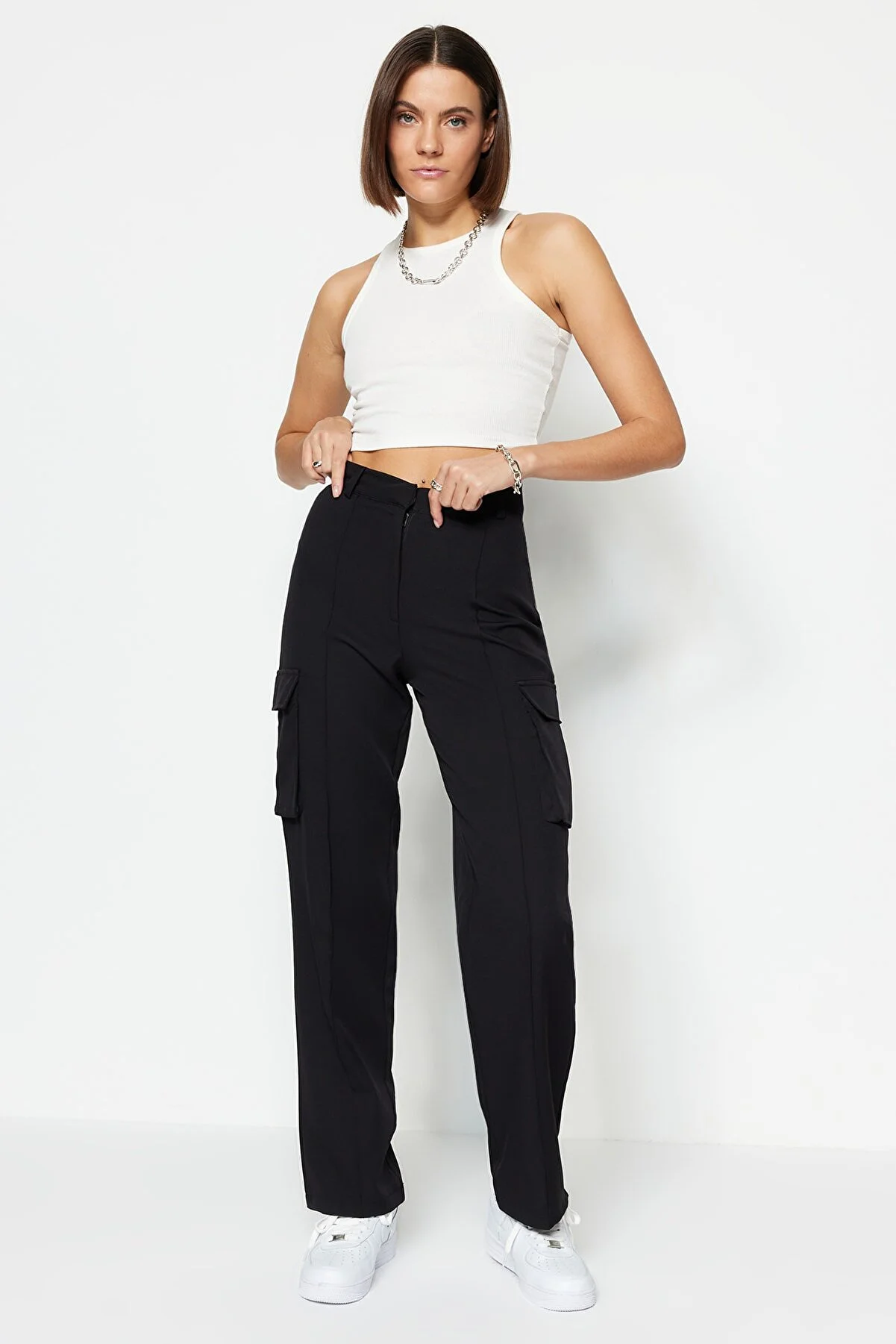 Trendyol Collection  Schwarze, gerade geschnittene, gewebte Cargo-Hose mit doppelten Taschen TWOAW22PL0343