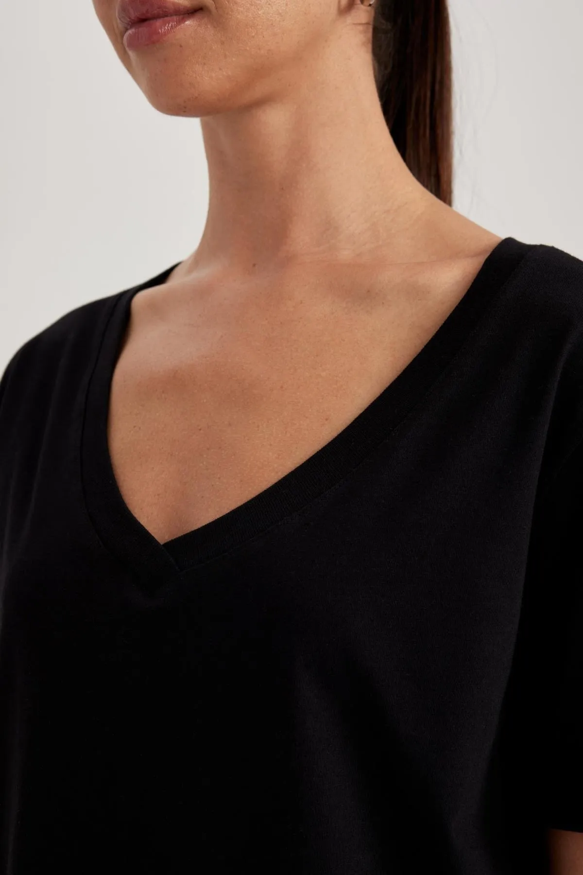 DeFacto  T-Shirt mit V-Ausschnitt und kurzen Ärmeln, 100 % Baumwolle, reguläre Passform, W9578az23sm