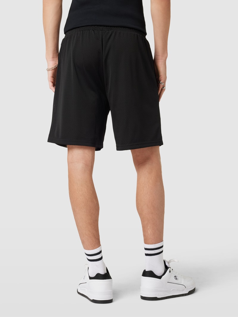 Shorts mit Lochmuster in schwarz
