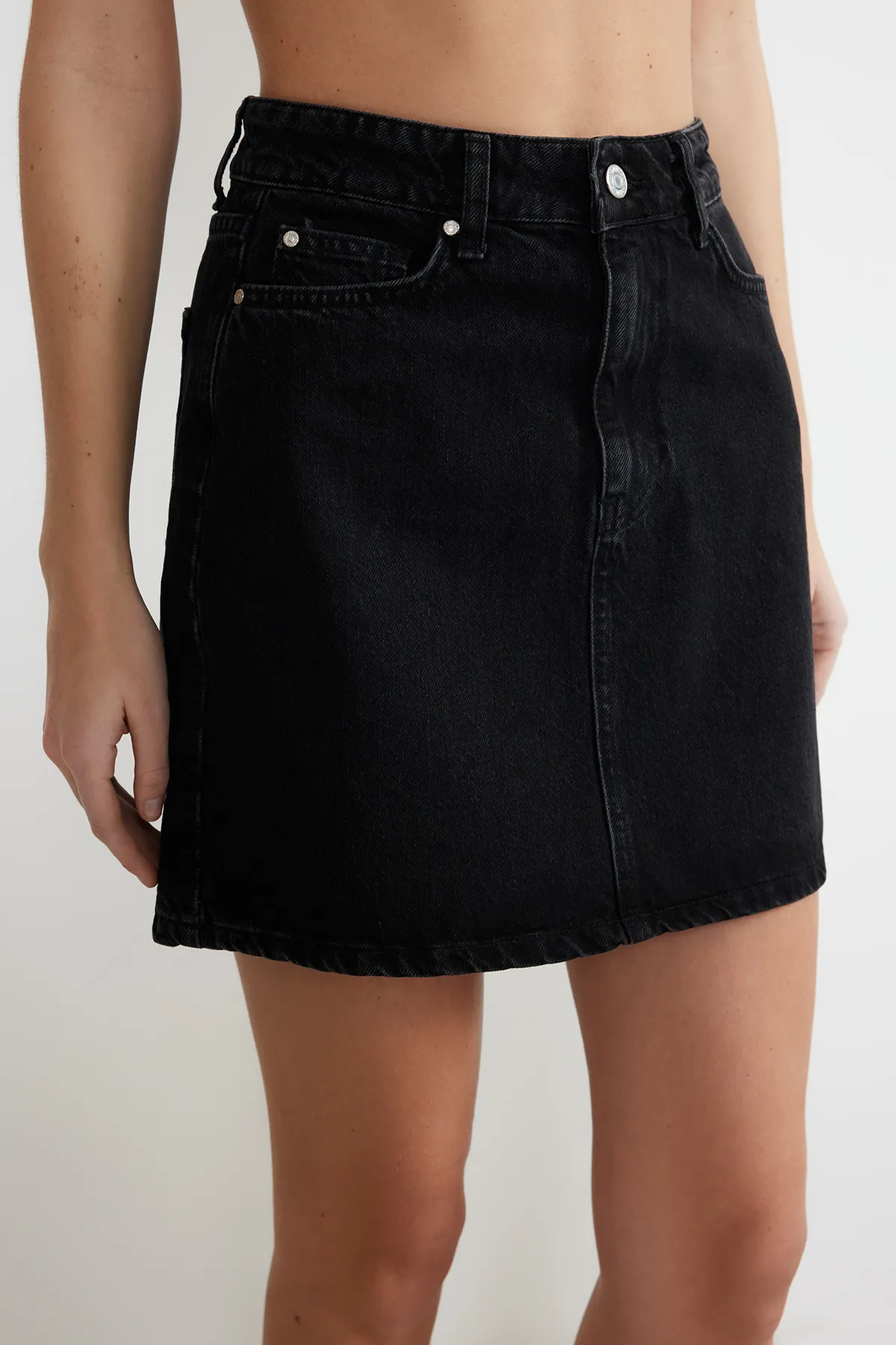 Trendyol Collection  Schwarzer Mini-Jeansrock mit hoher Taille TWOSS24ET00063