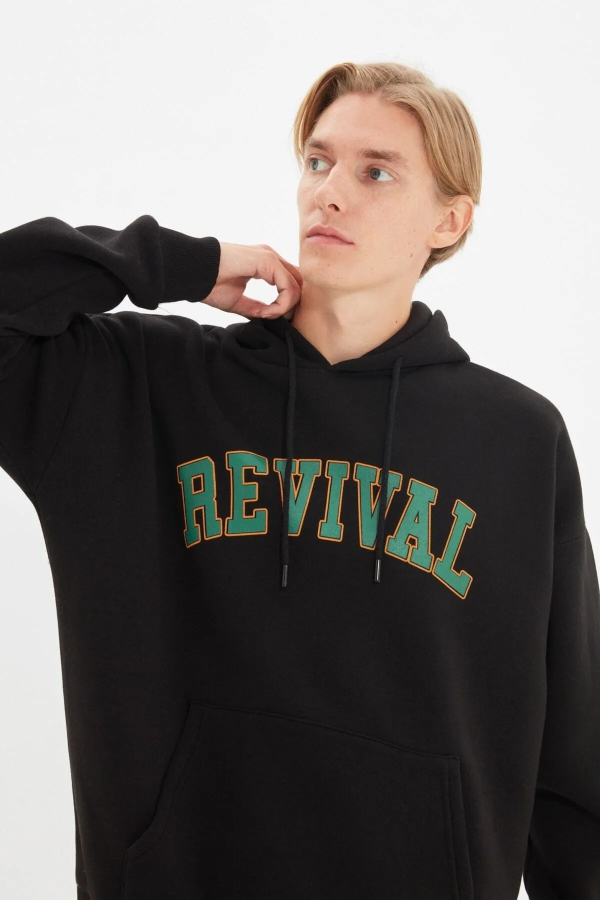 Trendyol Collection  Schwarzes, übergroßes/weit geschnittenes Unisex-Sweatshirt mit Kapuze und Textdruck TMNAW22SW1462