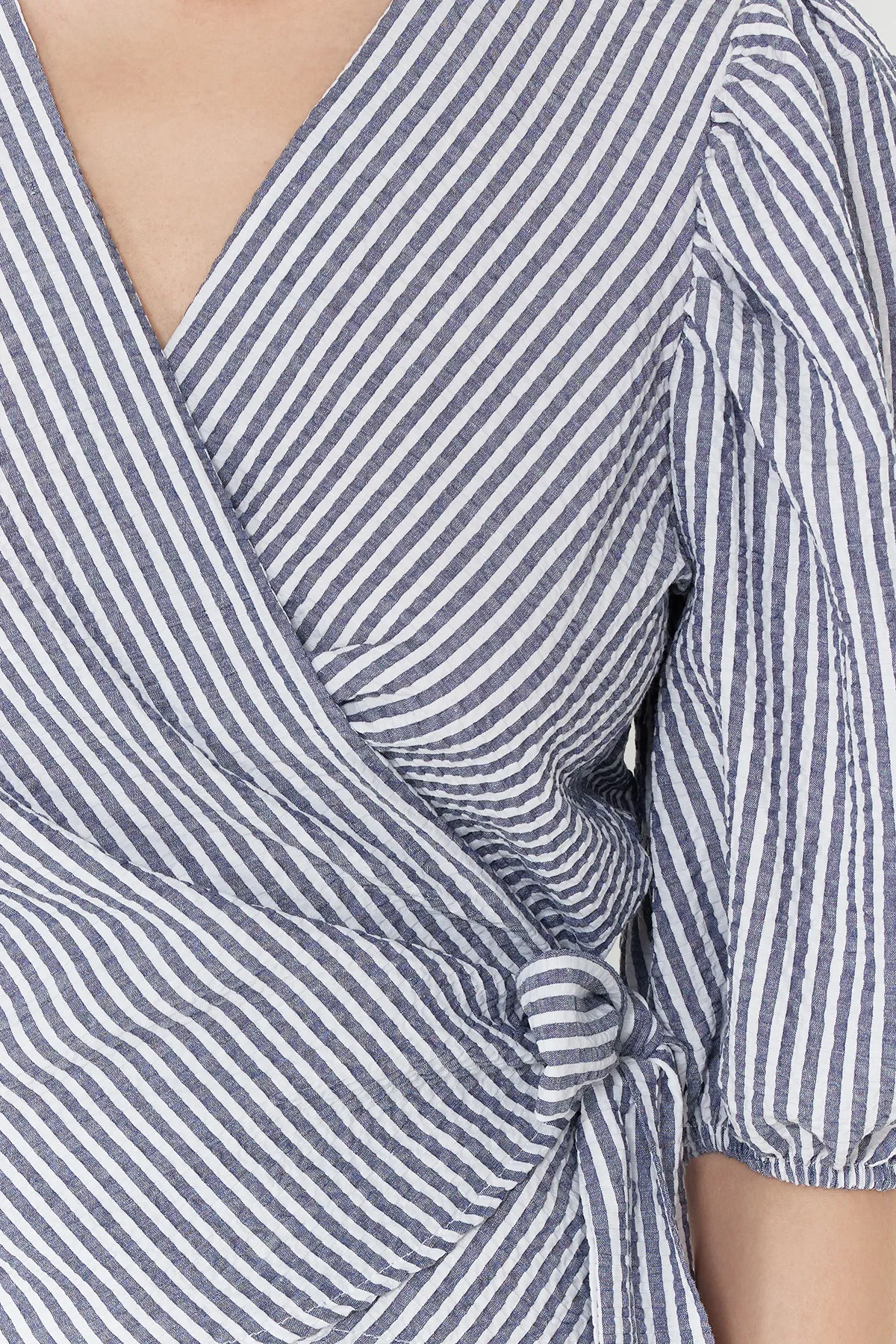 Trendyol Collection  Marineblaue zweireihige Bluse aus Seersucker-Stoff mit Schnürung TWOSS24BZ00345
