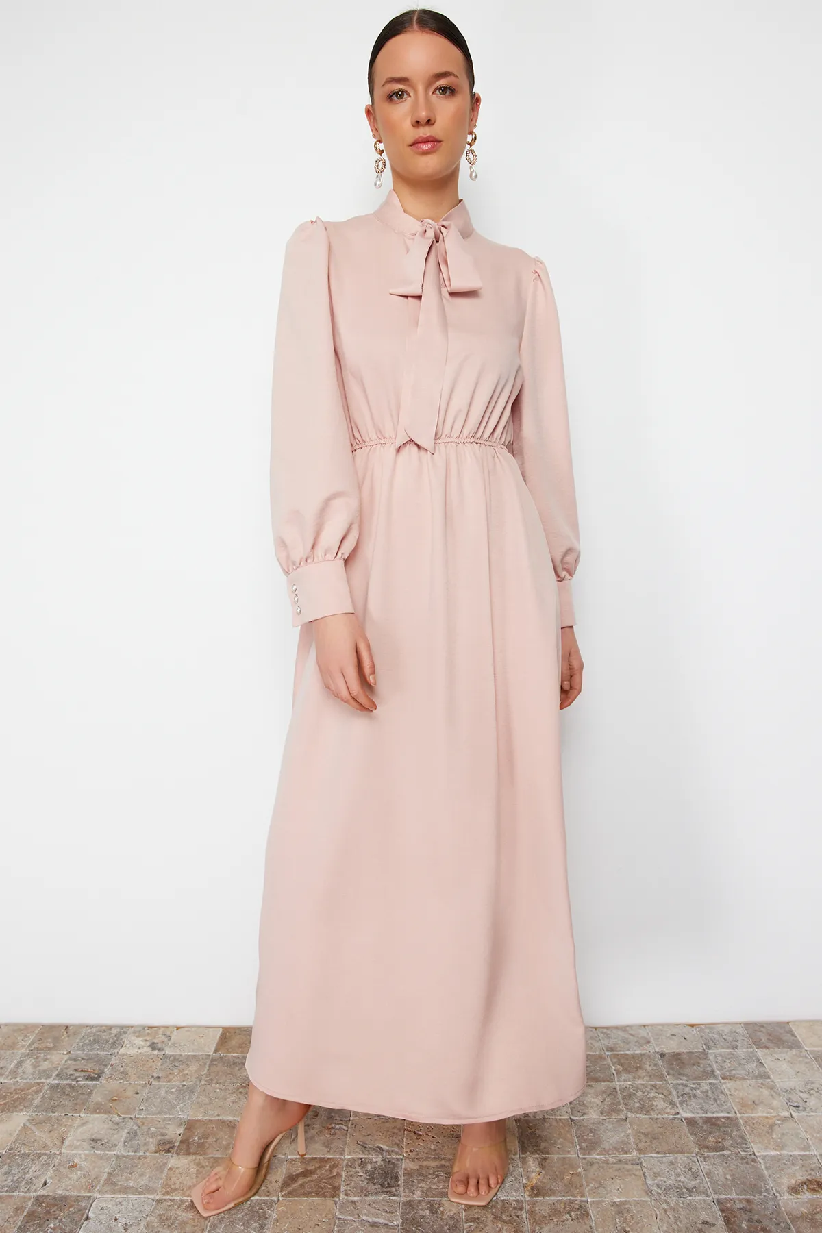Trendyol Modest  Kleid aus schlichtem Webstoff mit Puderkragen und Schnürung TCTSS24EB00136