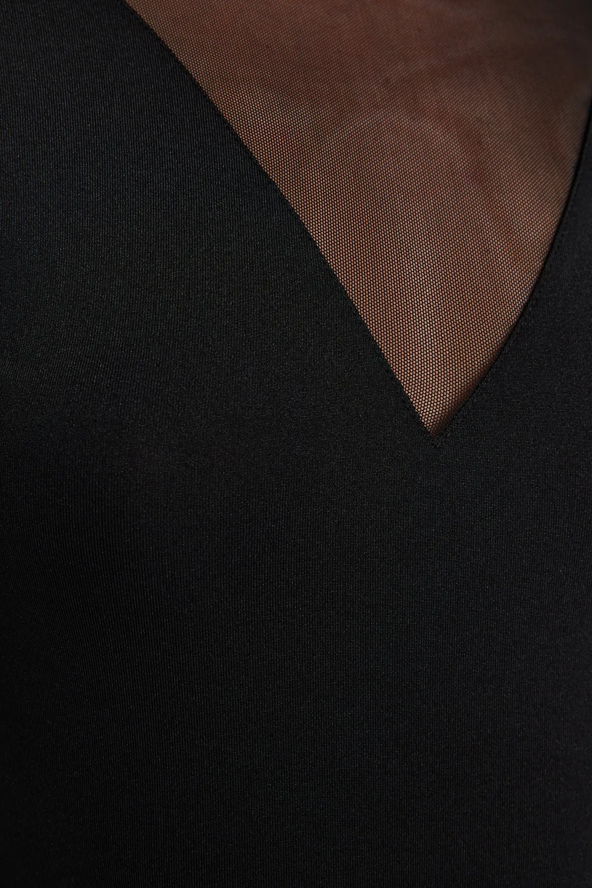 Trendyol Collection  Schwarzer, tief ausgeschnittener Stretch-Strickbody aus Tüll mit Rundhalsausschnitt und Druckknöpfen TWOAW24BD00012