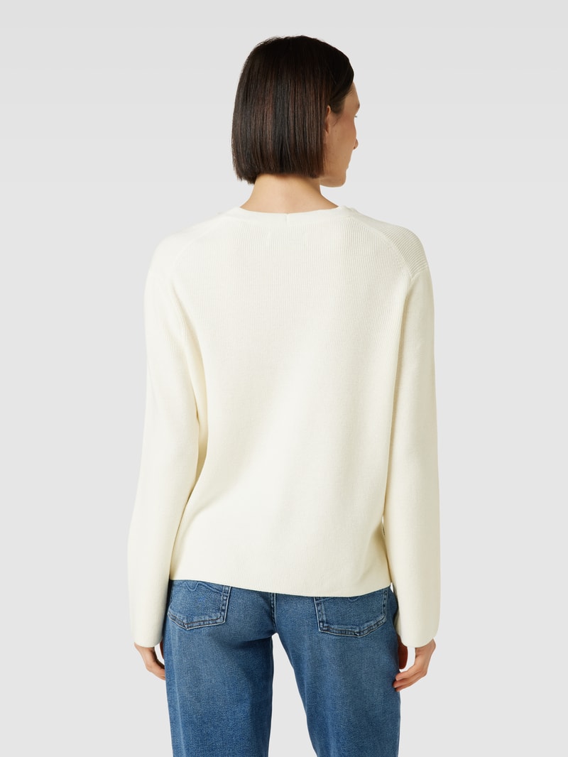 Strickpullover mit abgerundetem V-Ausschnitt in offwhite