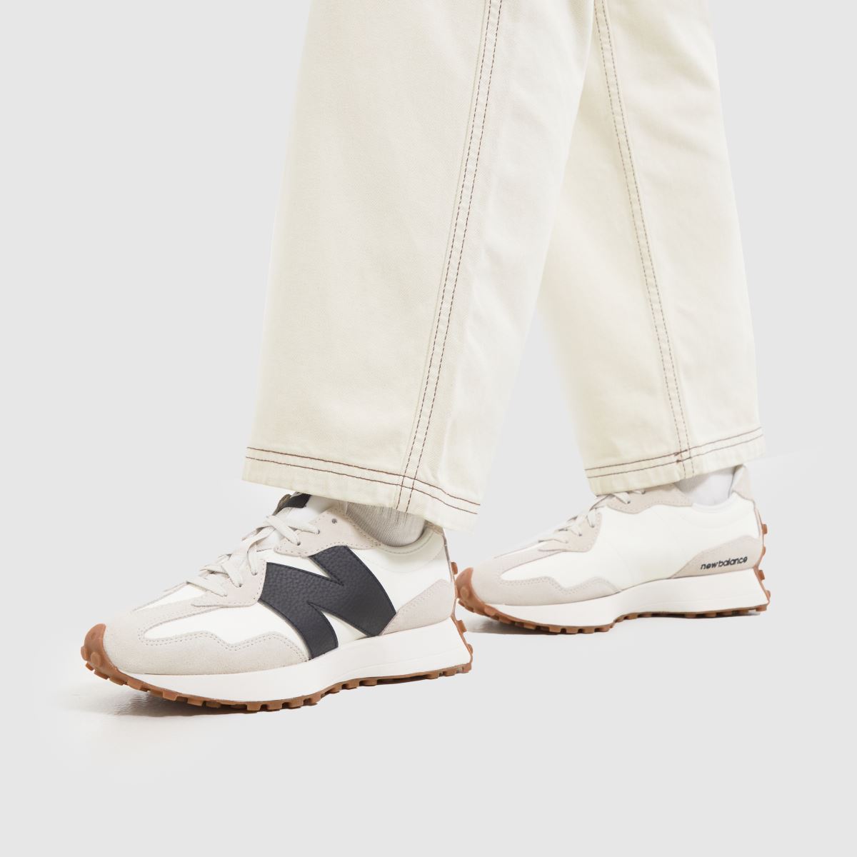 New Balance 327 sportcipő fehér és fekete színben