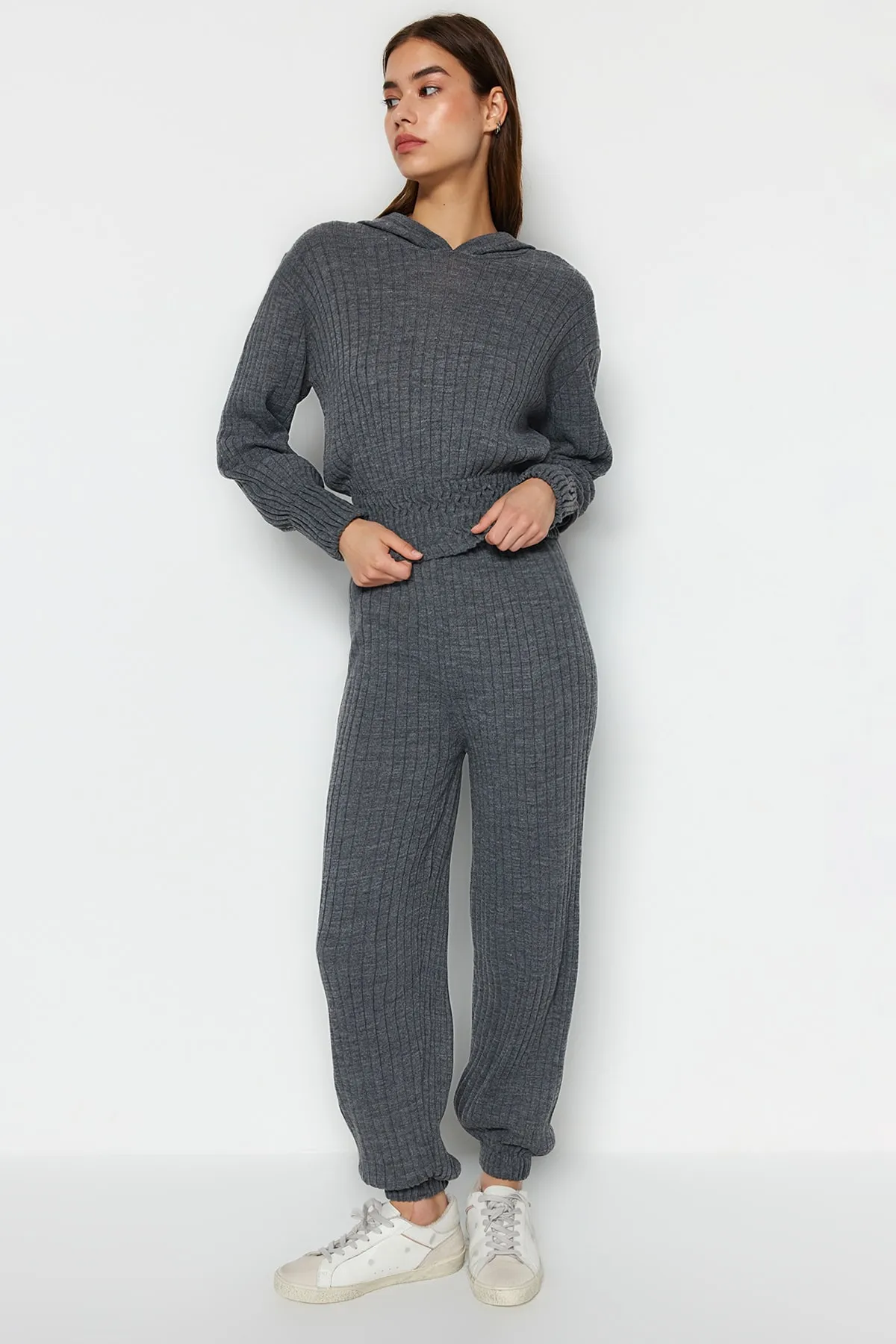 Trendyol Collection  Anthrazitfarbenes Strickoberteil und -unterteil mit Kapuze TWOAW22AU0044