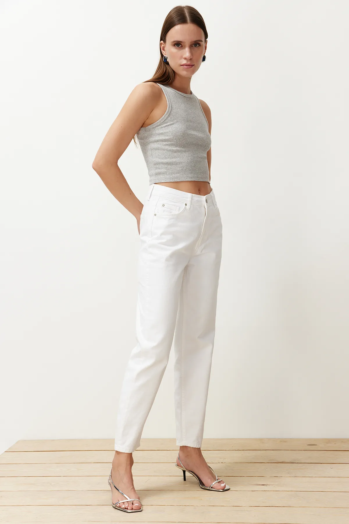 Trendyol Collection  Weiße Mom-Jeans mit hoher Taille TWOAW24JE00076