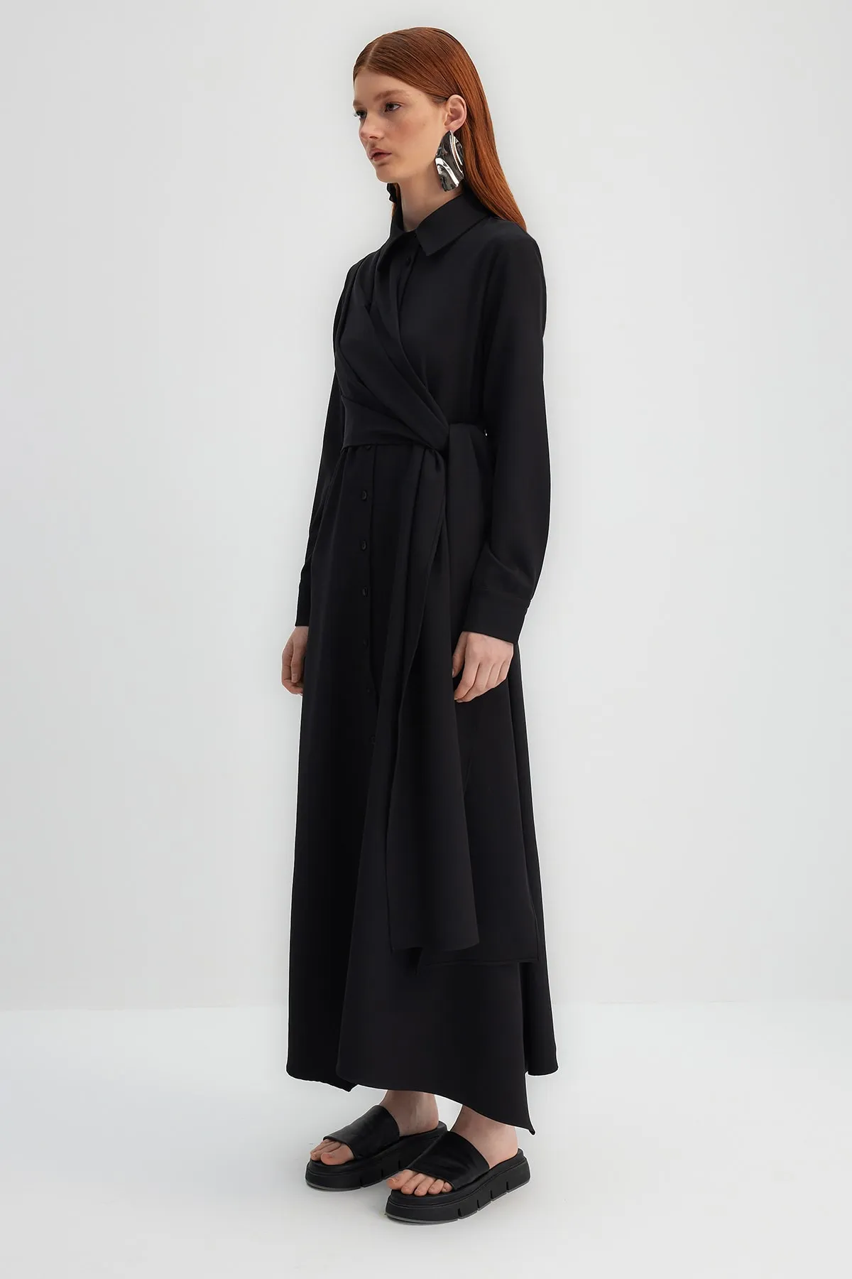 Trendyol Modest  X Kevser Sarıoglu Schwarzes gewebtes Hemdblusenkleid mit abnehmbarem Bindedetail TCLSS23EB00013
