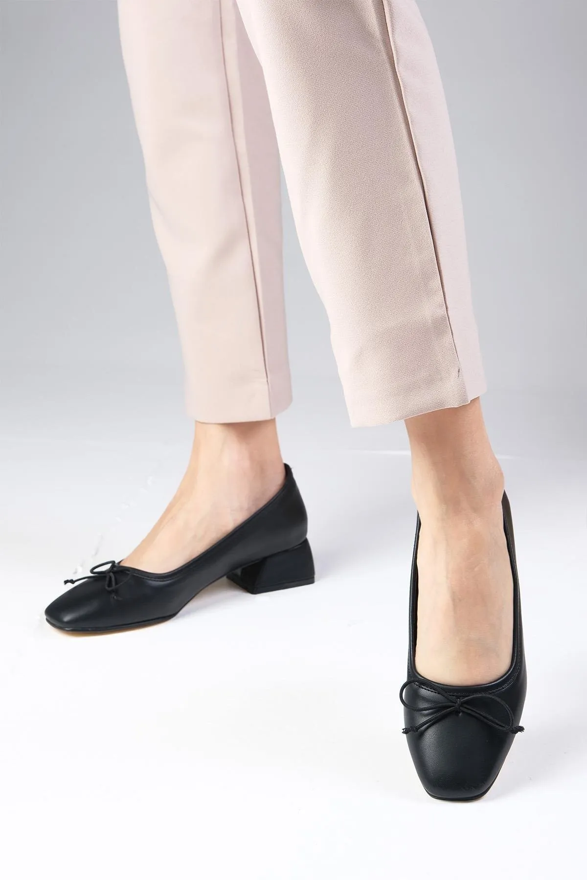 Mio Gusto  Bellamy Damen-Schuhe mit niedrigem Absatz und schwarzer Schleife