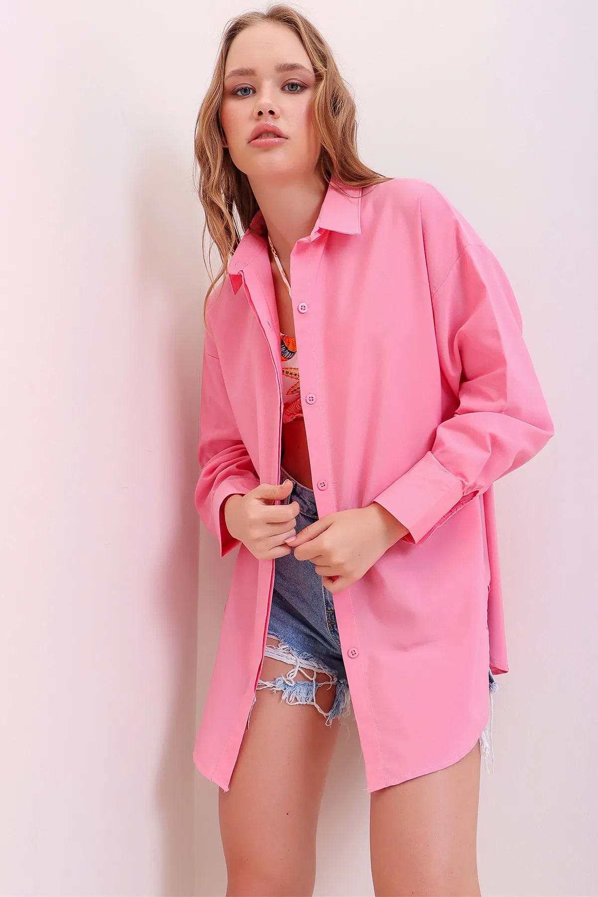 Trend Alaçatı Stili  Puderfarbenes, übergroßes, langes, gewebtes Hemd für Damen ALC-X6828