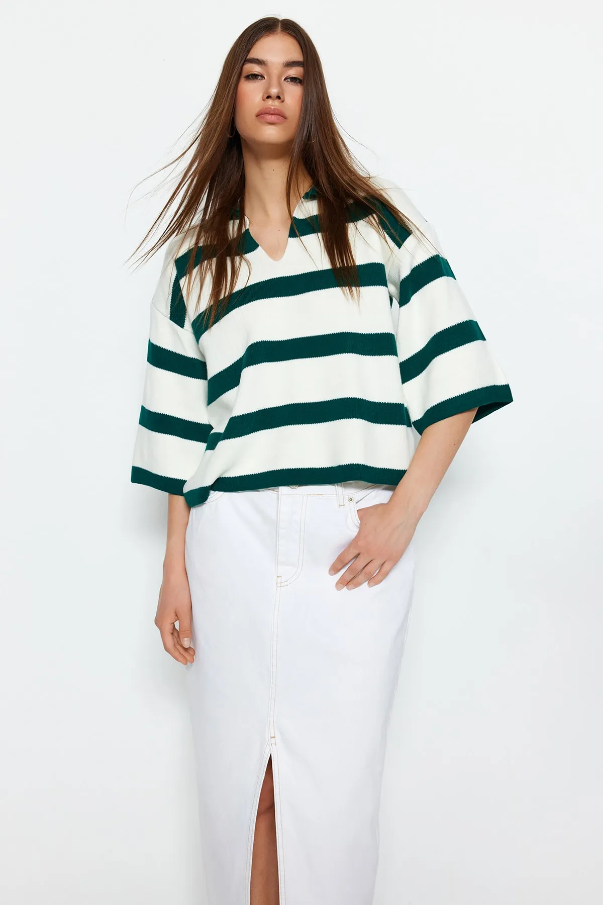 Trendyol Collection  Dunkelgrüner Basic-Strickpullover mit Streifen TWOAW23BZ00001