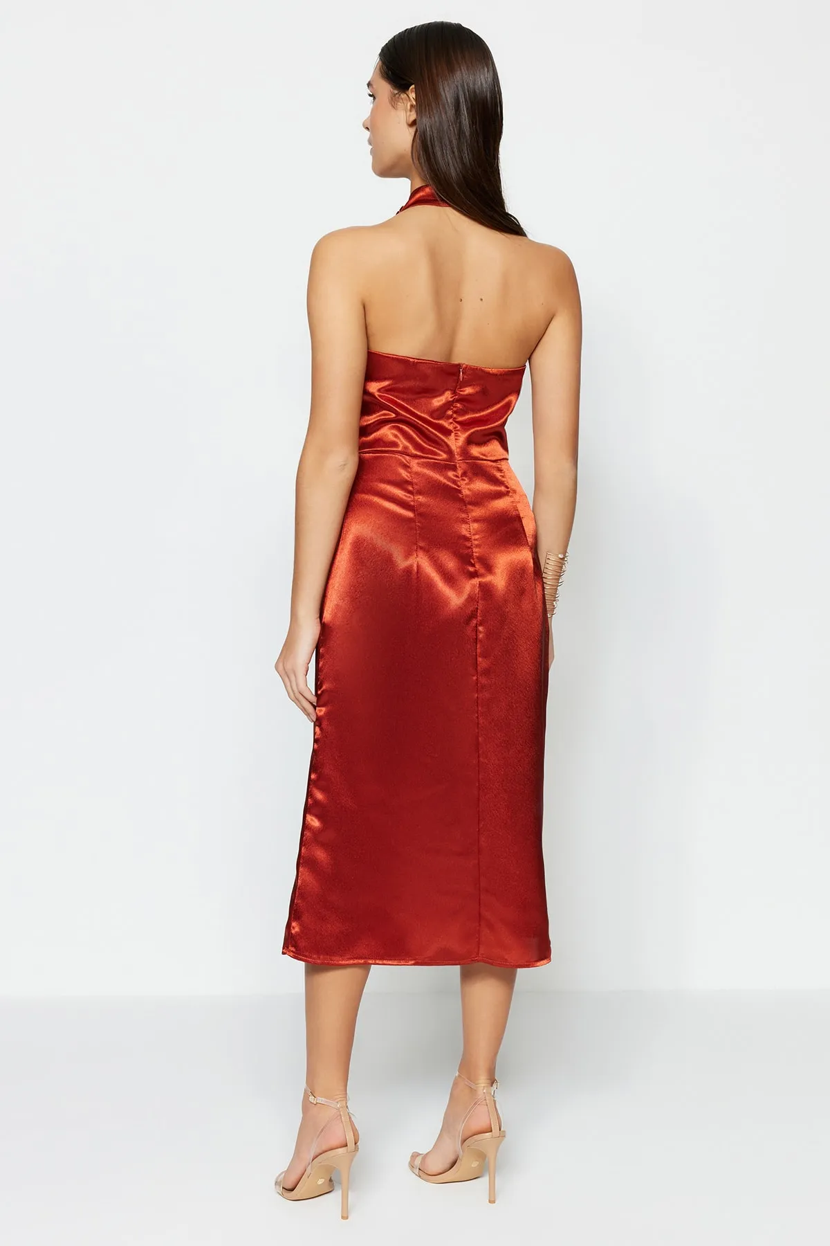 Trendyol Collection  Elegantes Abendkleid aus gewebtem Zimt-Satin TPRSS23EL00008
