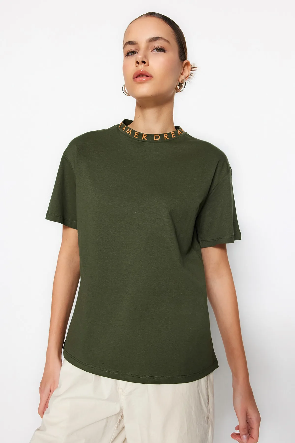 Trendyol Collection  Grünes Basic-Strick-T-Shirt aus 100 % Baumwolle mit Slogan-Print und Stehkragen TWOAW20TS0099