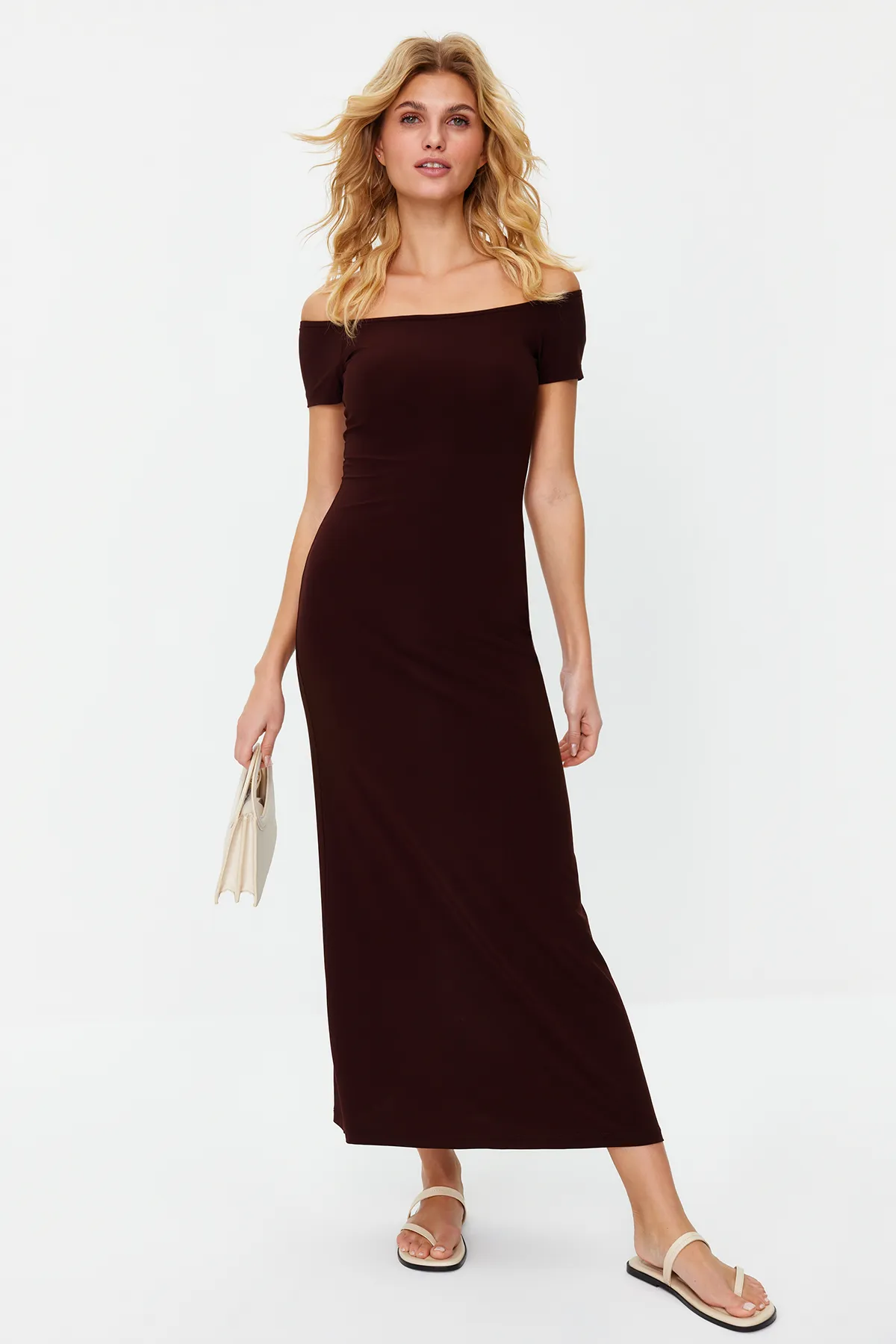 Trendyol Collection  Braunes tailliertes/tailliertes flexibles Strick-Maxi-Bleistiftkleid mit Carmen-Kragen TWOSS24EL00096