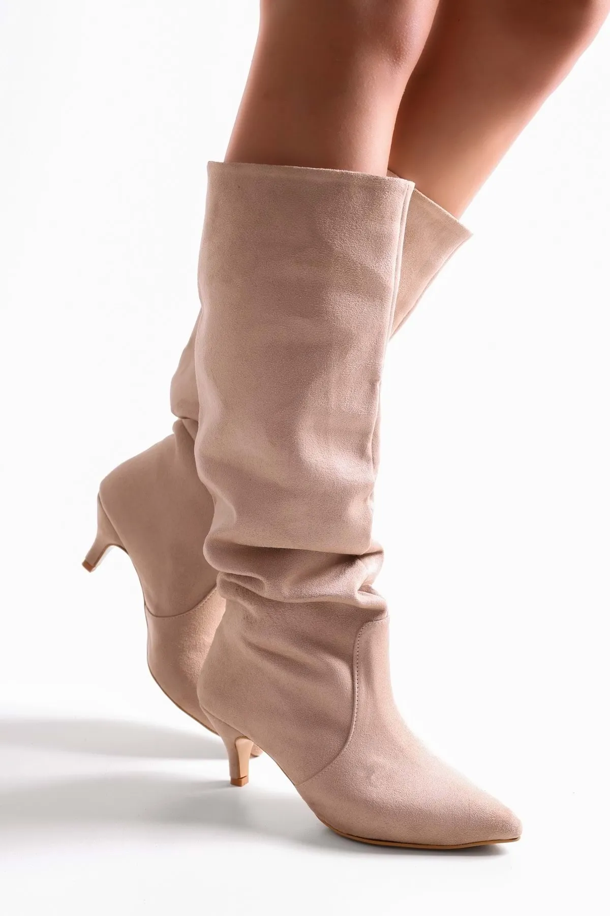 Shoeberry  Damen-Stiefel „Pia“ aus beigem Wildleder mit Balgabsatz Beiges Wildleder