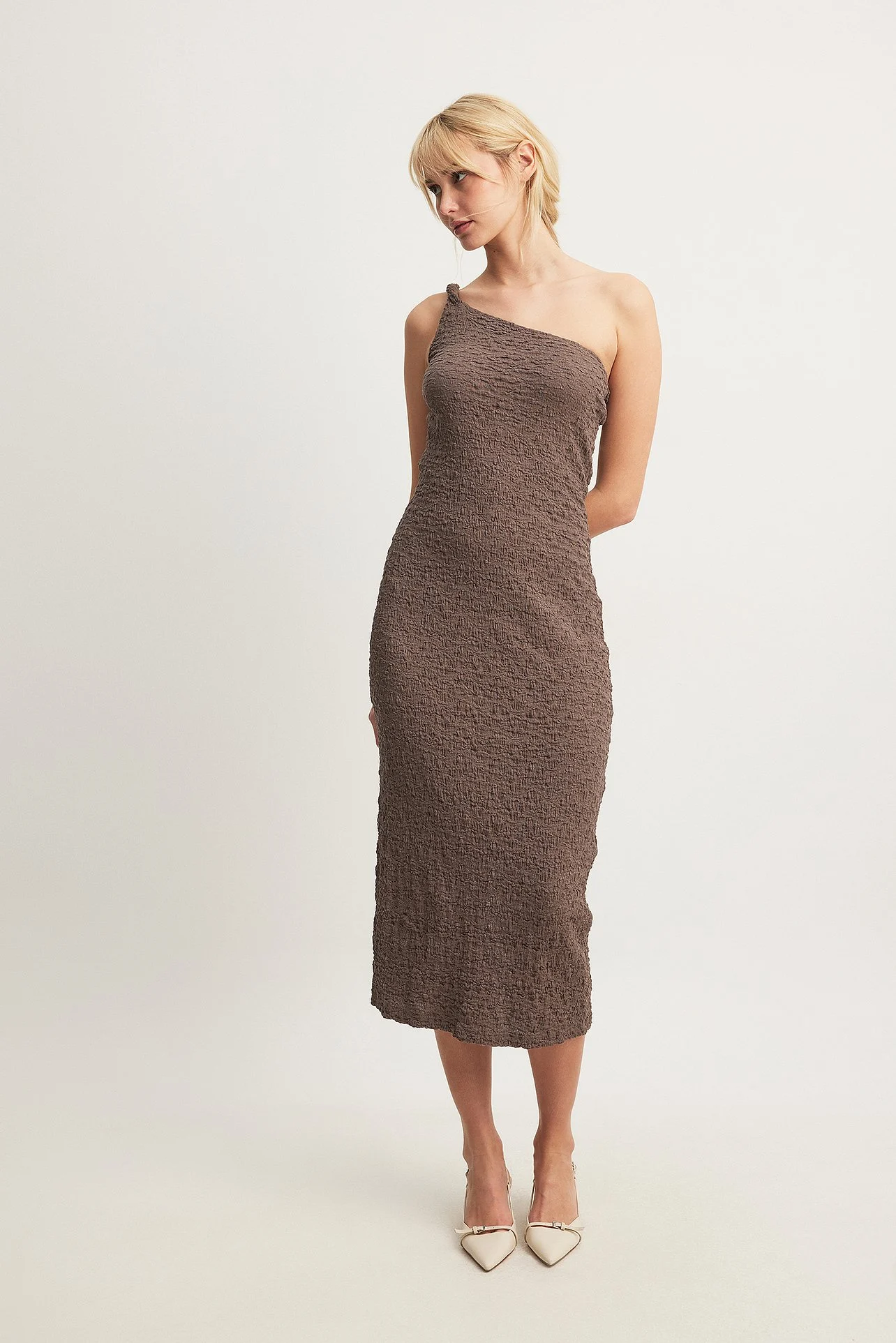 Gedrehtes, strukturiertes Midikleid