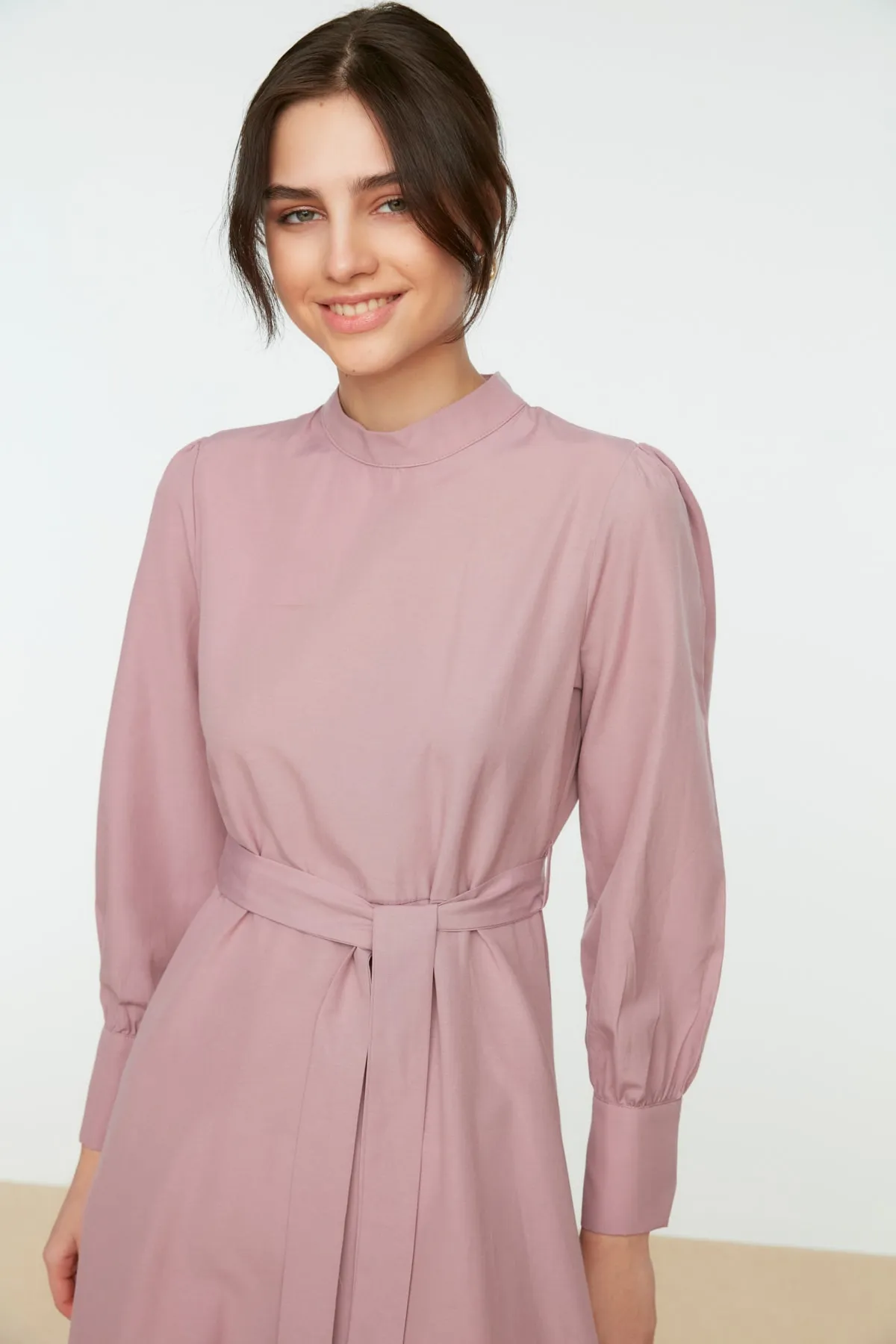 Trendyol Modest  Pflaumenfarbenes Kleid aus gewebter Baumwolle mit Stehkragen, Gürtel und breiten Manschetten TCTSS22EB0100