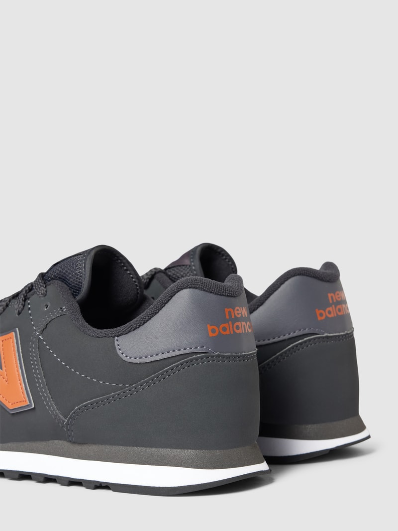 Sneaker mit Label-Detail in schwarz